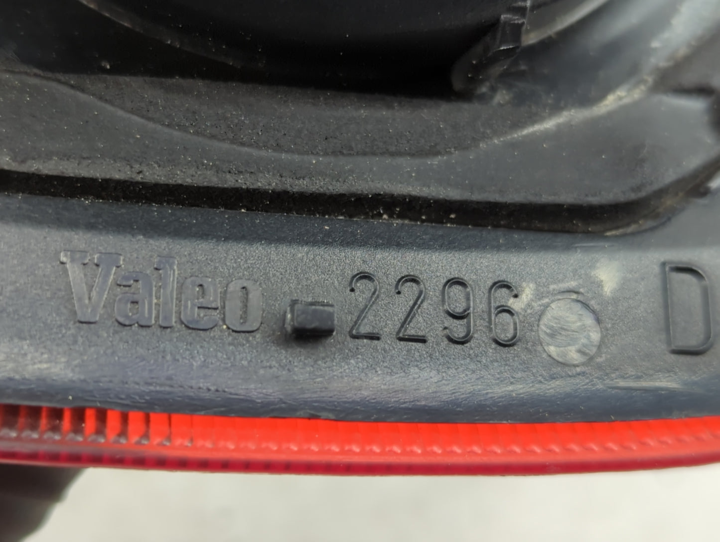 2002-2003 Land Rover Freelander Tail Light Assembly Driver Left OEM Fits Fits 2002 2003 OEM Used Auto Parts - Oemusedautopar