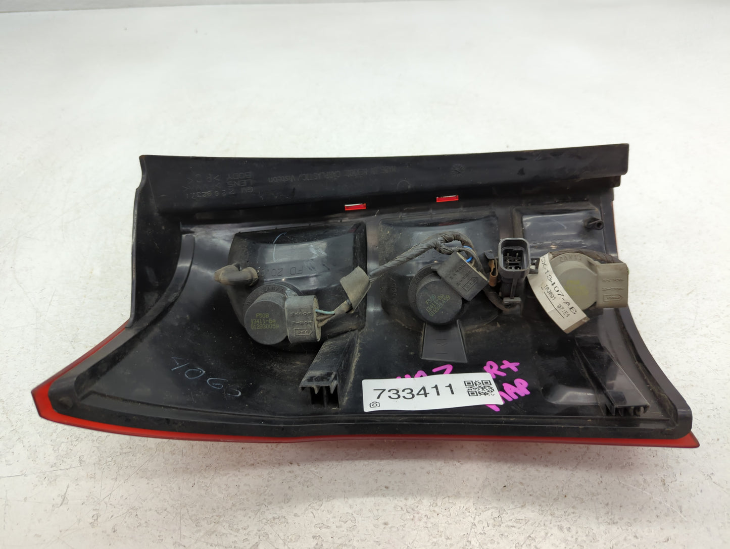2002-2003 Saturn Vue Tail Light Assembly Passenger Right OEM P/N:CX-13407-AB Fits Fits 2002 2003 OEM Used Auto Parts - Oemus