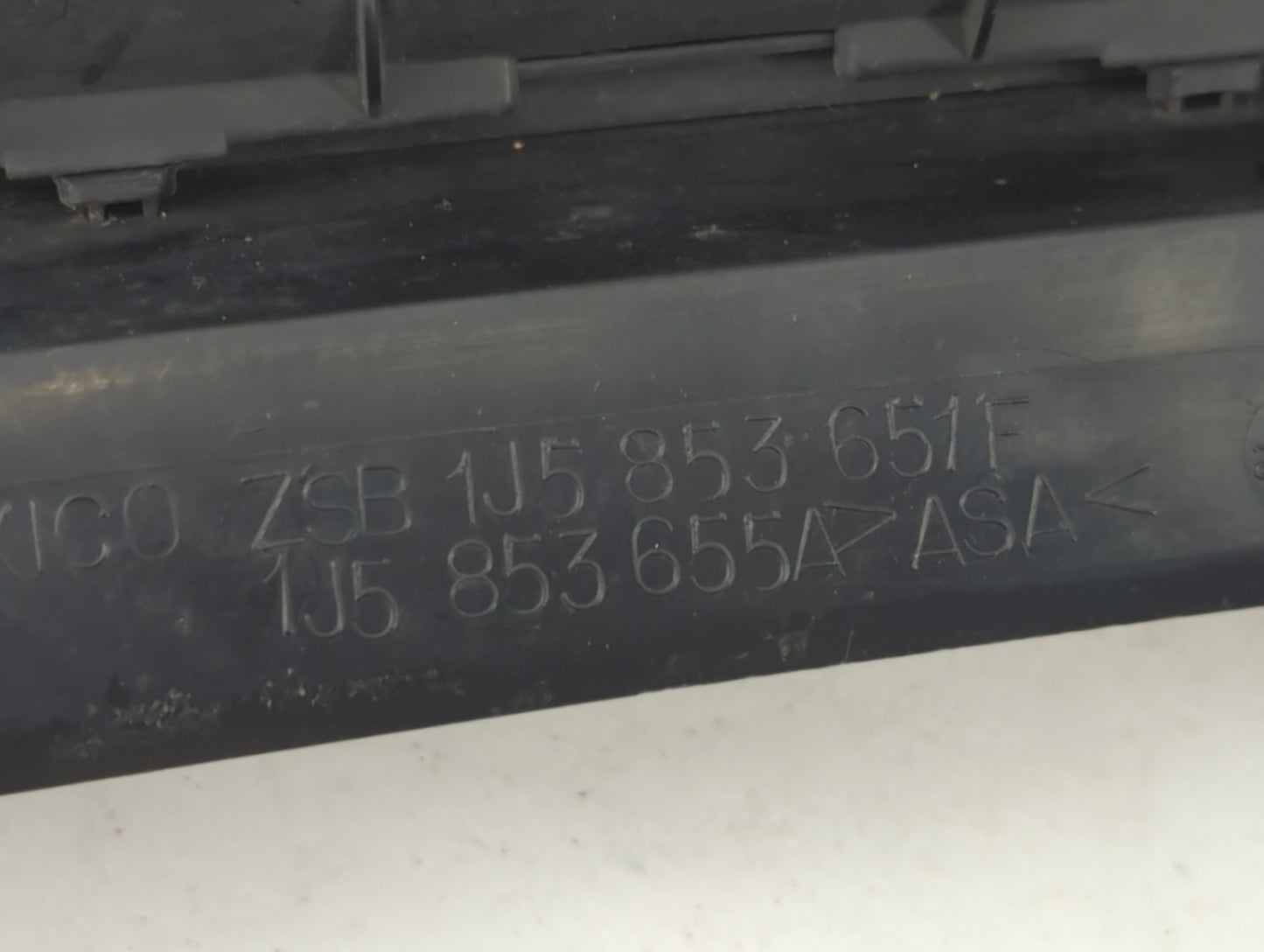 2001-2007 Volkswagen Jetta Front Grille Bumper Not Included - Oemusedautoparts1.com