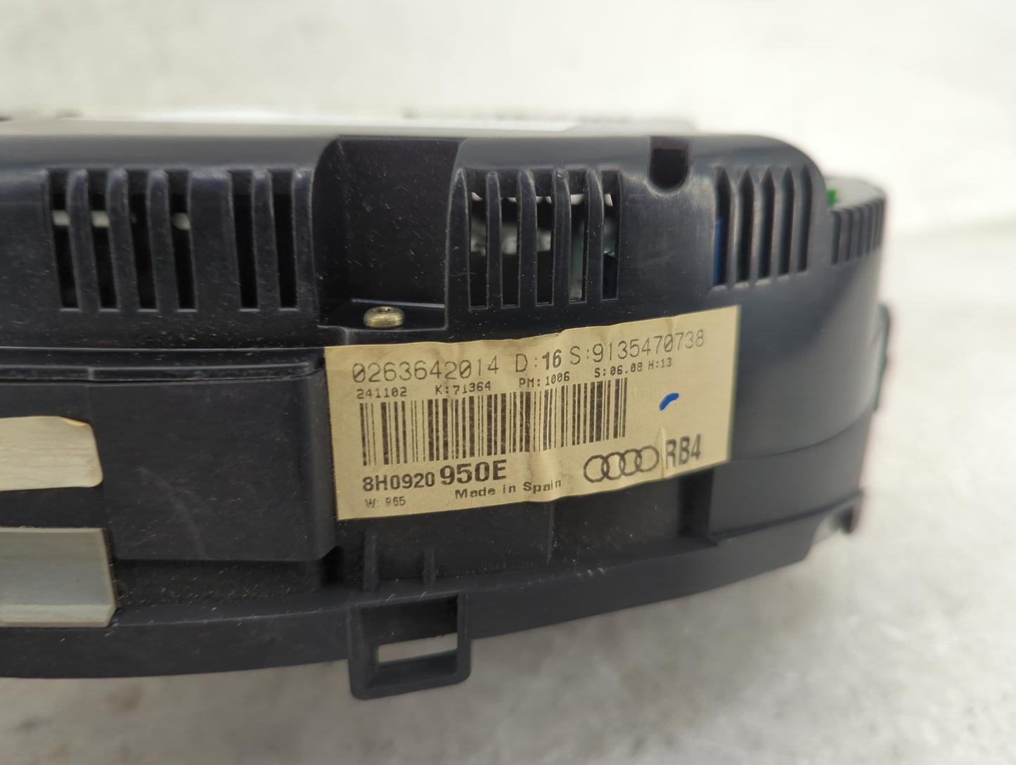2003-2004 Audi A4 Instrument Cluster Speedometer Gauges P/N:8H0920950E 0263642014 Miles:124K Fits Fits 2003 2004 OEM Used Au
