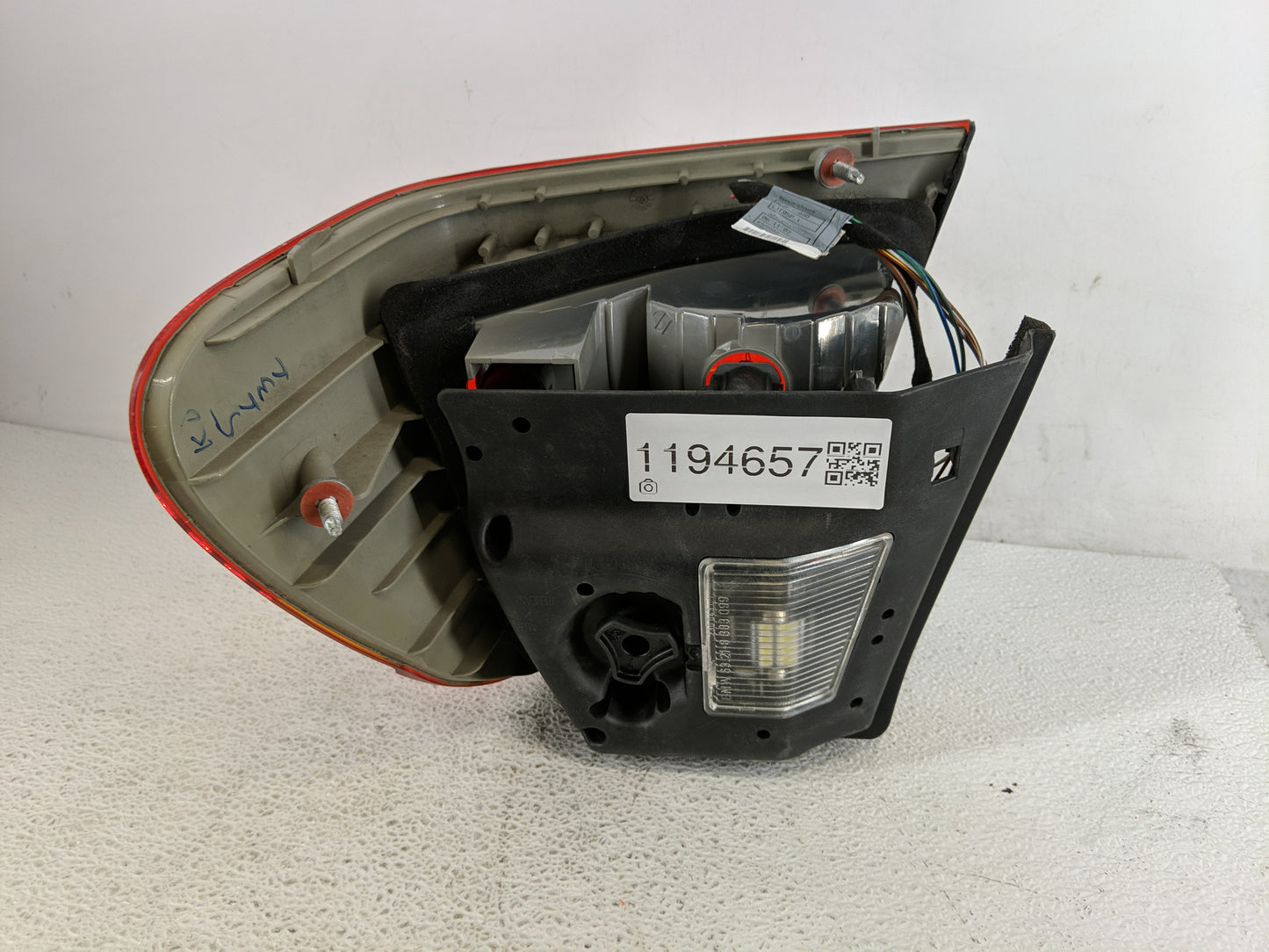2002-2005 Bmw 325i Tail Light Assembly Driver Left OEM P/N:6 907 933 Fits Fits 2002 2003 2004 2005 OEM Used Auto Parts - Oem