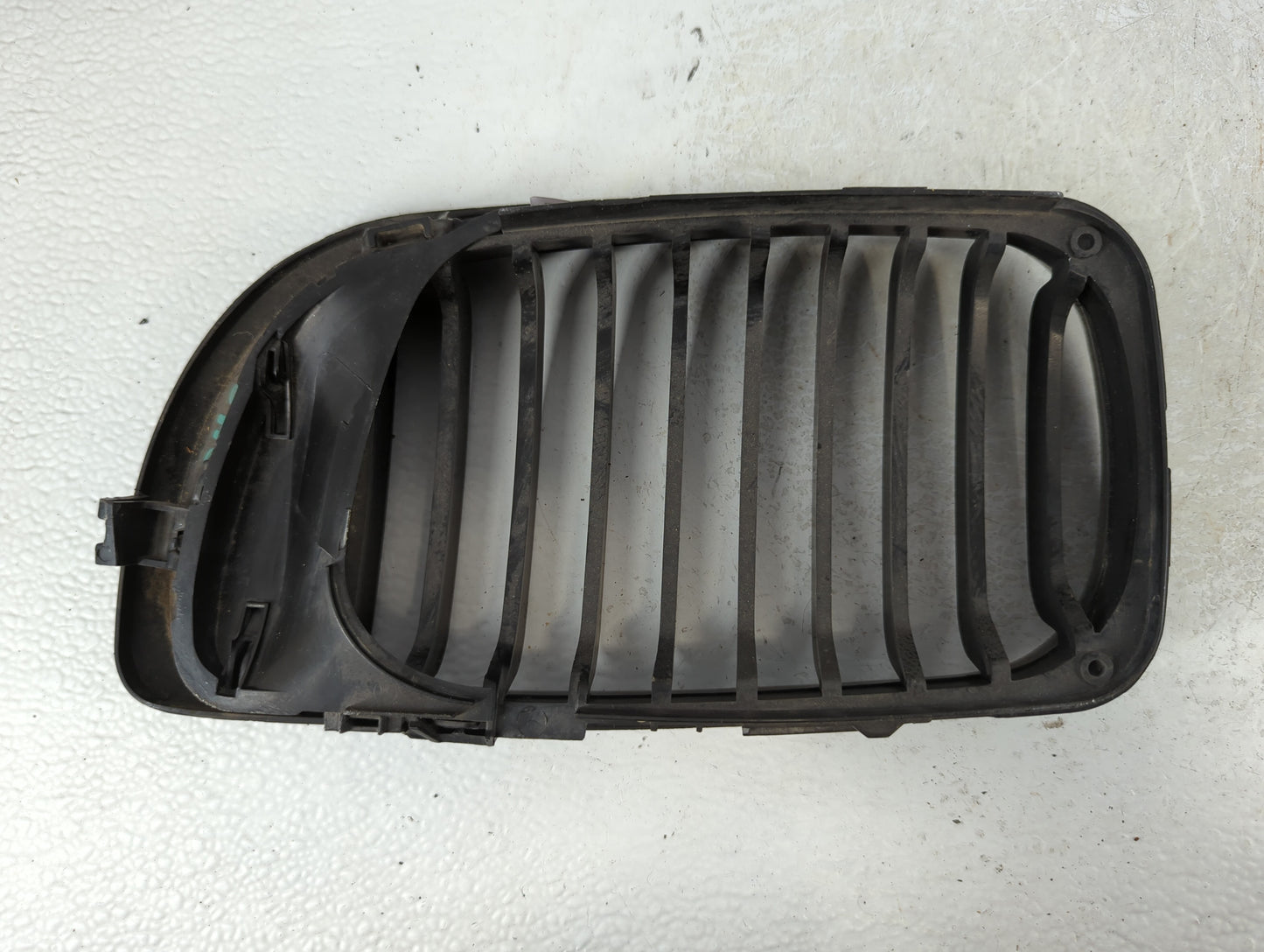 2002-2005 Bmw 325i Front Grille Bumper Not Included - Oemusedautoparts1.com