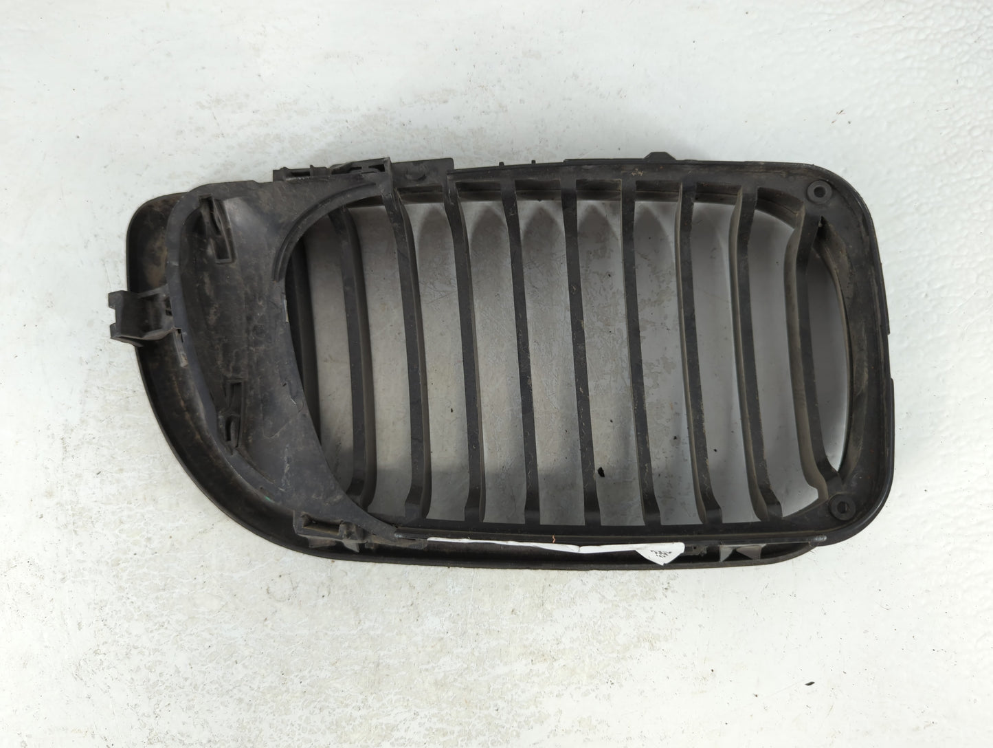 2002-2005 Bmw 325i Front Grille Bumper Not Included - Oemusedautoparts1.com