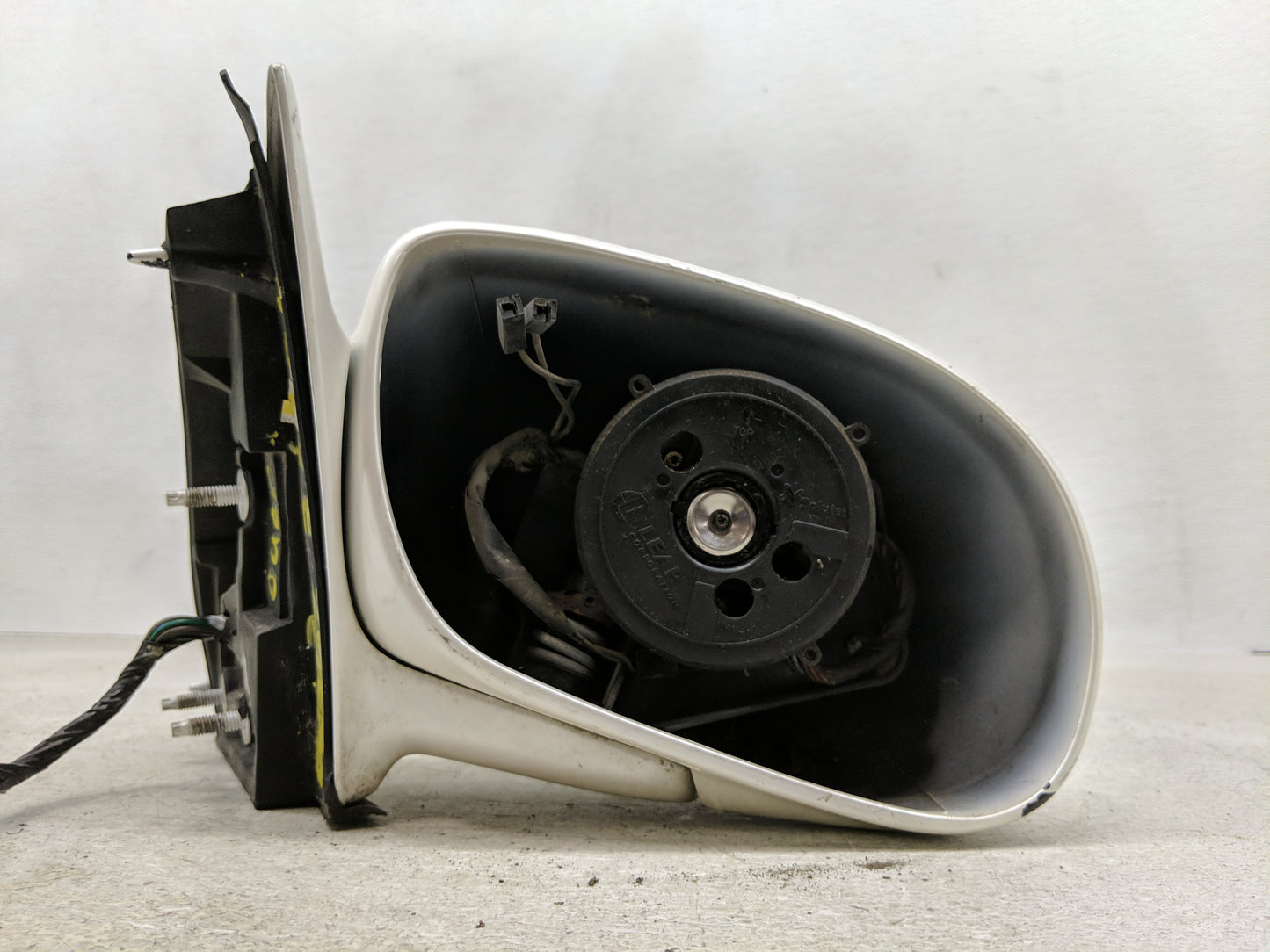 2003-2005 Buick Park Avenue Passenger Right Side View Manual Door Mirror - Oemusedautoparts1.com