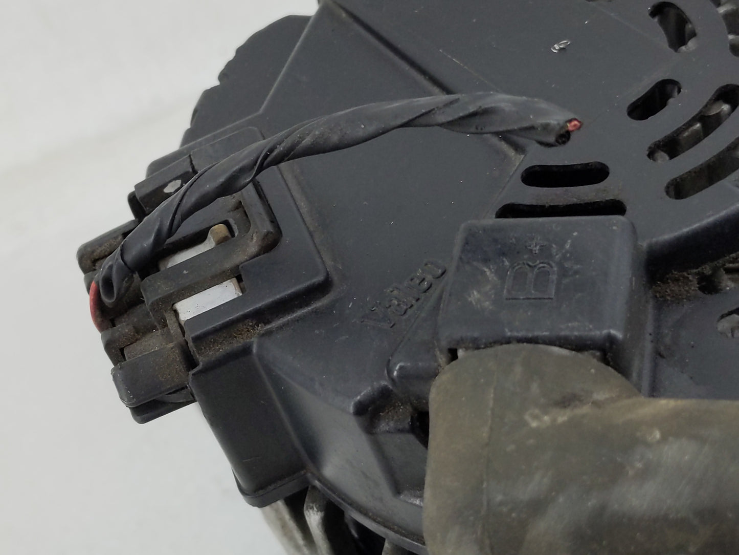 2002-2005 Chevrolet Cavalier Alternator Replacement Generator Charging Assembly Engine OEM Fits Fits 2002 2003 2004 2005 200