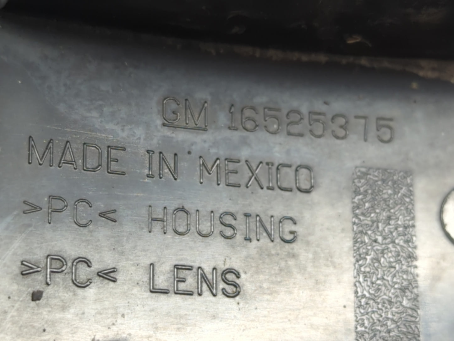 2000-2003 Chevrolet Suburban 1500 Tail Light Assembly Driver Left OEM P/N:16525375 Fits Fits 2000 2001 2002 2003 OEM Used Au