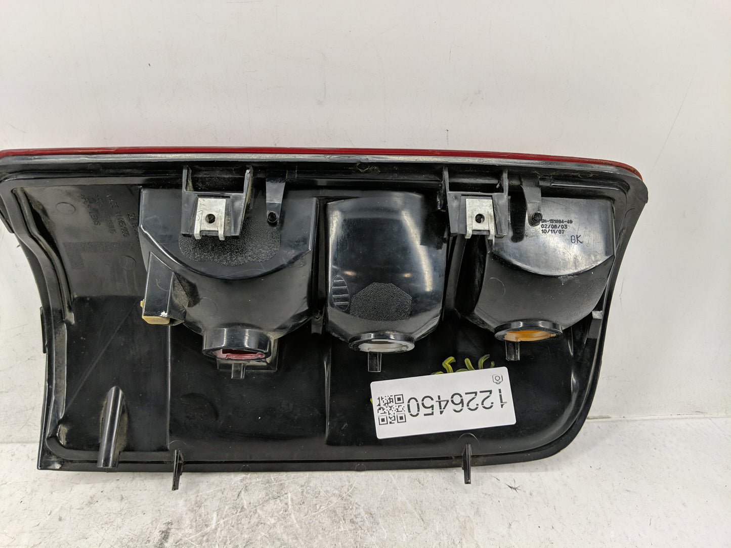 2000-2003 Chevrolet Tahoe Tail Light Assembly Driver Left OEM P/N:16525375 Fits Fits 2000 2001 2002 2003 OEM Used Auto Parts