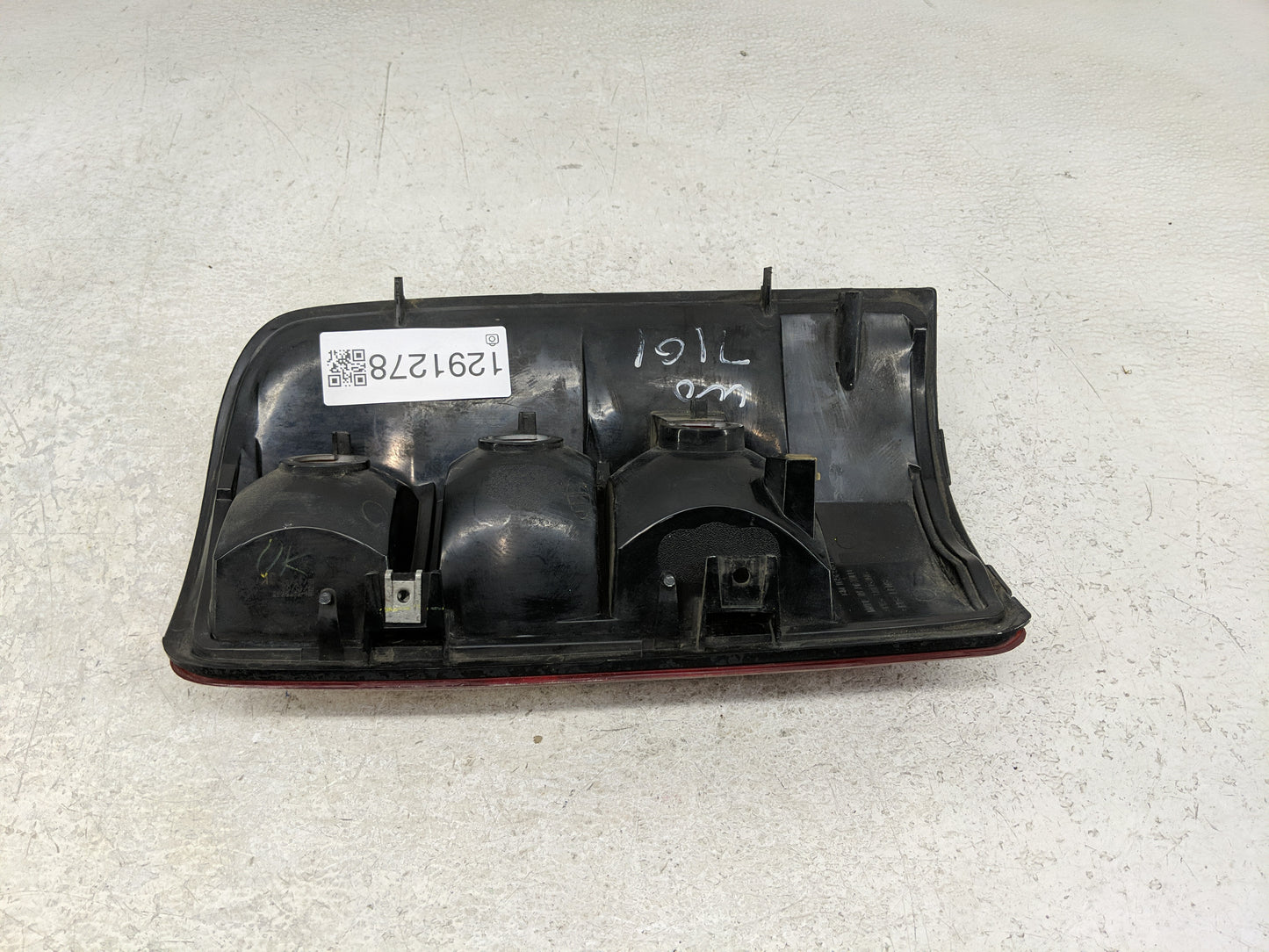 2000-2003 Chevrolet Tahoe Tail Light Assembly Driver Left OEM P/N:16525375 Fits Fits 2000 2001 2002 2003 OEM Used Auto Parts