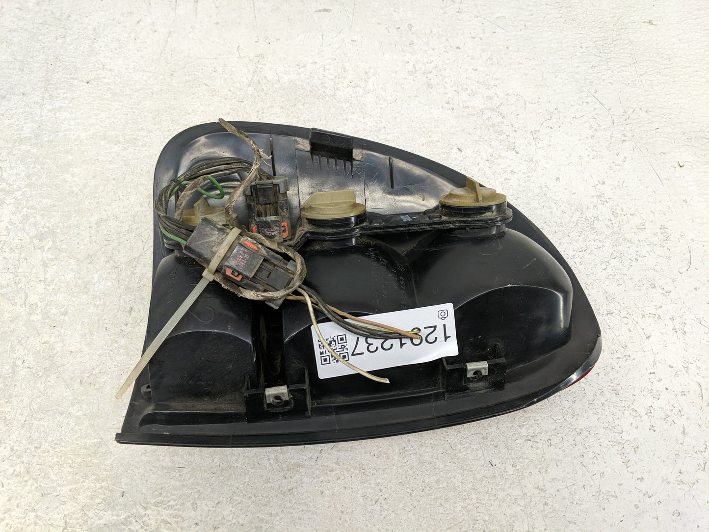 1998-2003 Dodge Durango Tail Light Assembly Passenger Right OEM P/N:19284 4576362 Fits OEM Used Auto Parts - Oemusedautopart