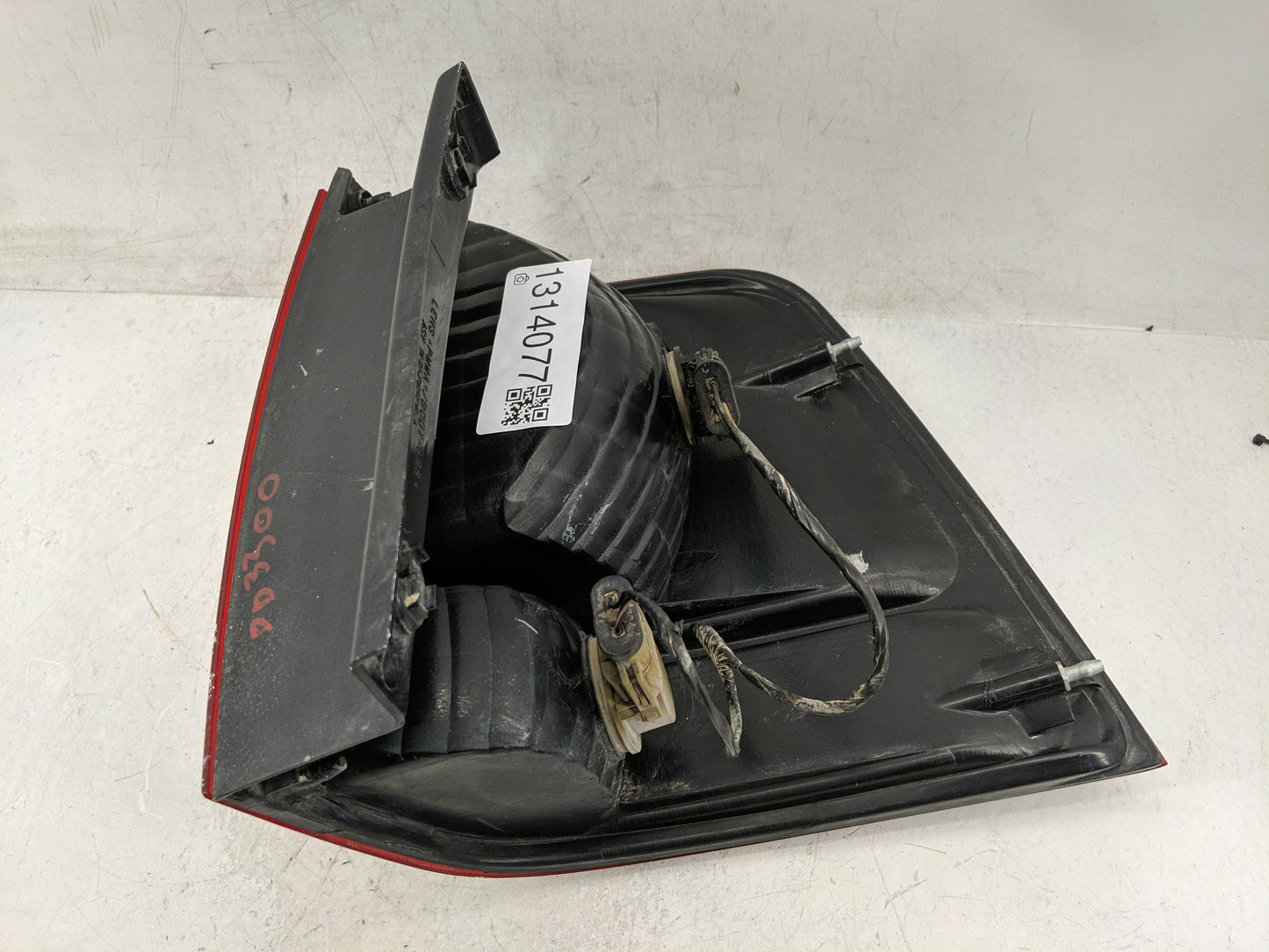 2003-2006 Ford Expedition Tail Light Assembly Passenger Right OEM Fits Fits 2003 2004 2005 2006 OEM Used Auto Parts - Oemuse
