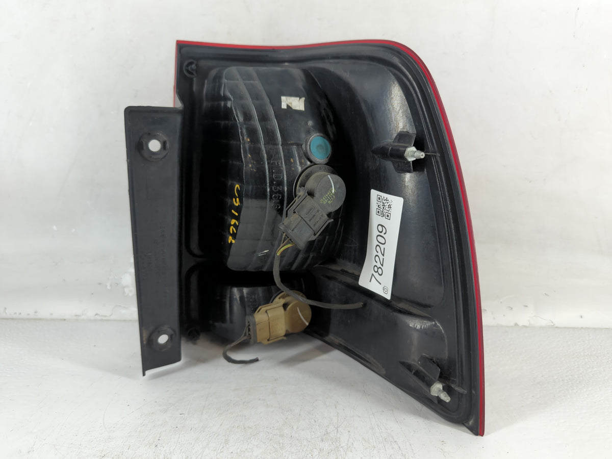2003-2006 Ford Expedition Tail Light Assembly Driver Left OEM P/N:44ZH-1577A Fits Fits 2003 2004 2005 2006 OEM Used Auto Par
