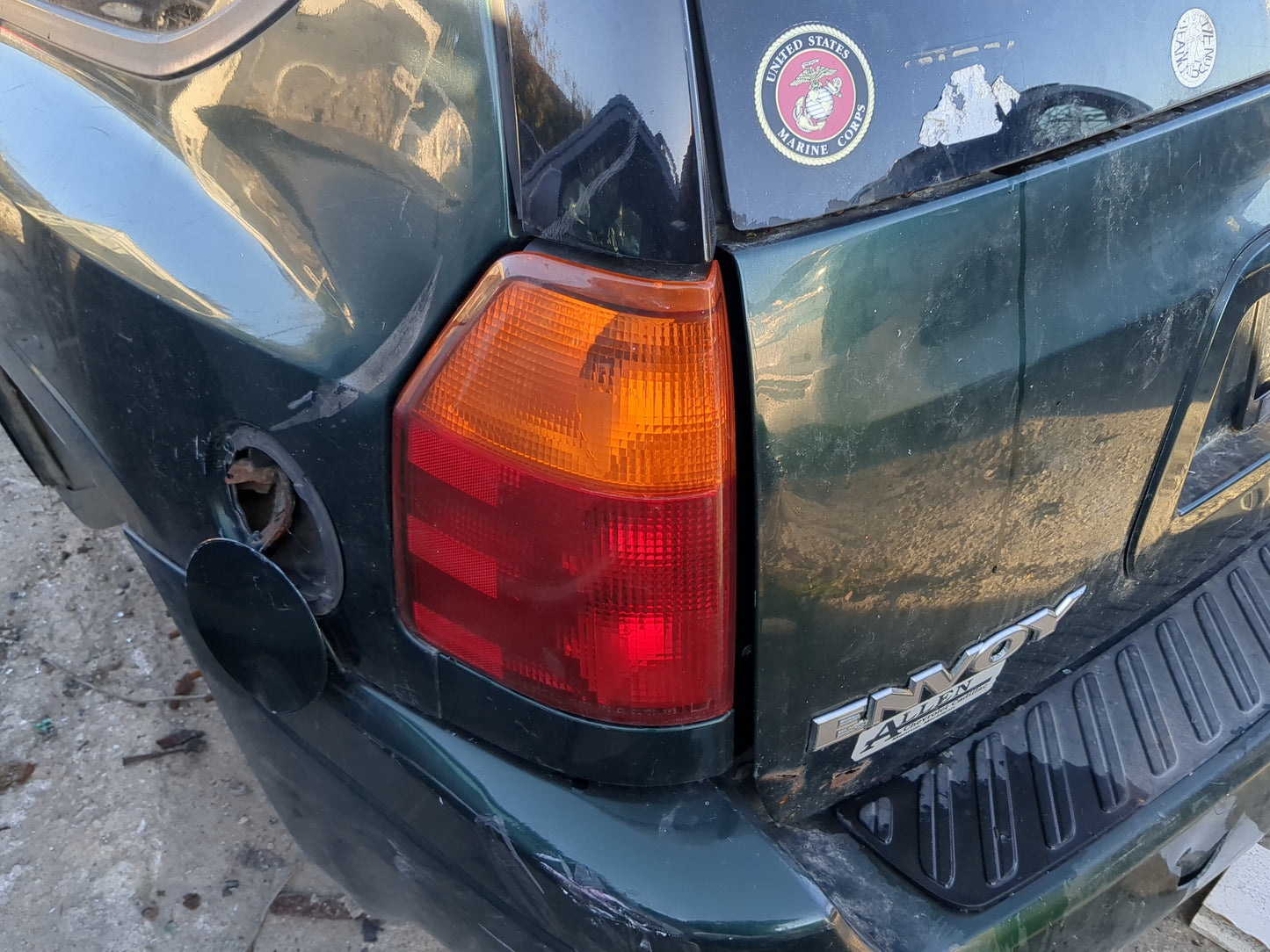 2002-2009 Gmc Envoy Tail Light Assembly Driver Left OEM Fits Fits 2002 2003 2004 2005 2006 2007 2008 2009 OEM Used Auto Part