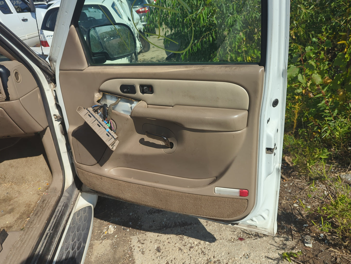 2003 Gmc Yukon Front Right Passenger Interior Door Panel Trim - Oemusedautoparts1.com