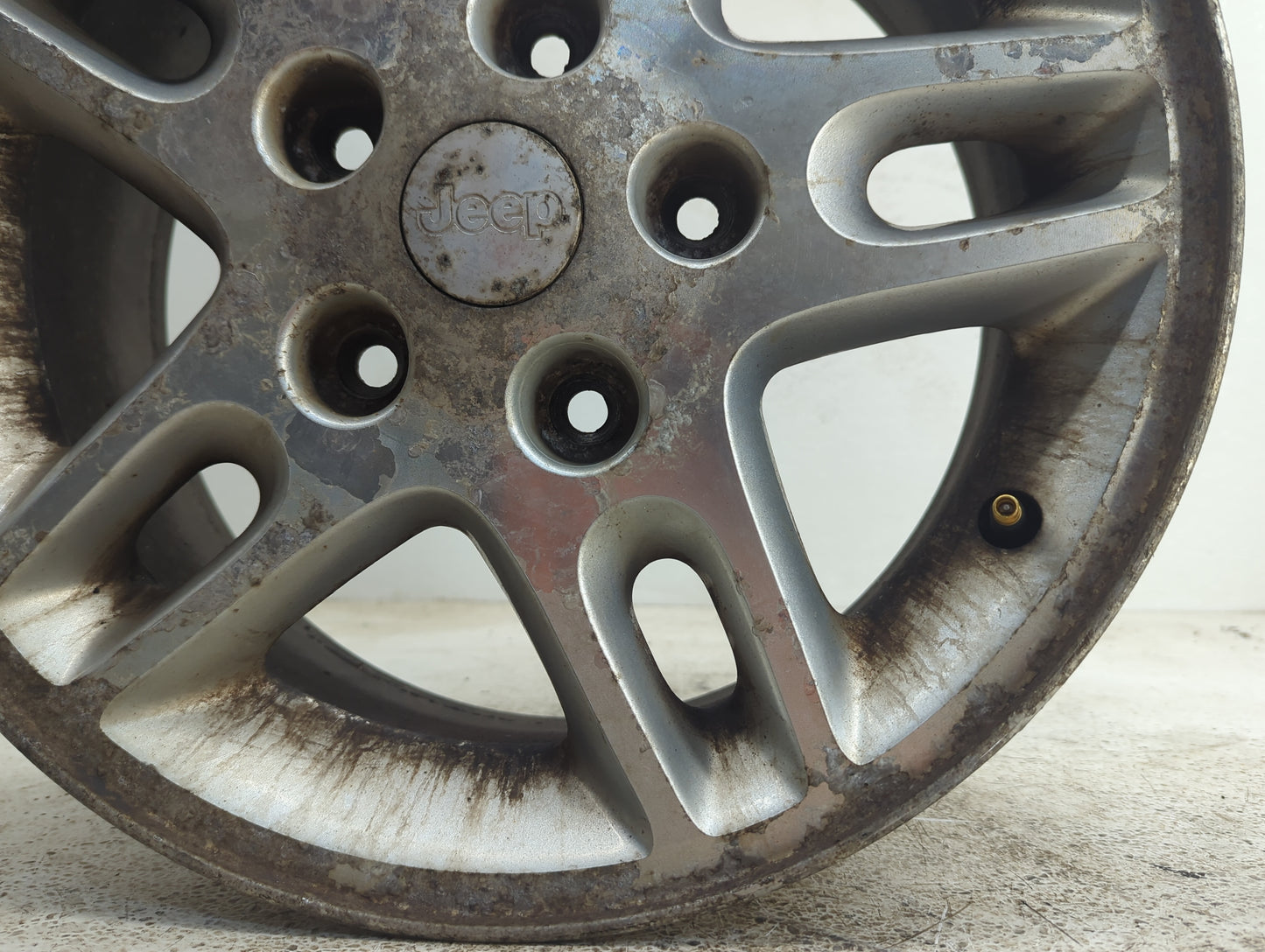 2002-2004 Jeep Grand Cherokee Oem Wheel Rim - Oemusedautoparts1.com