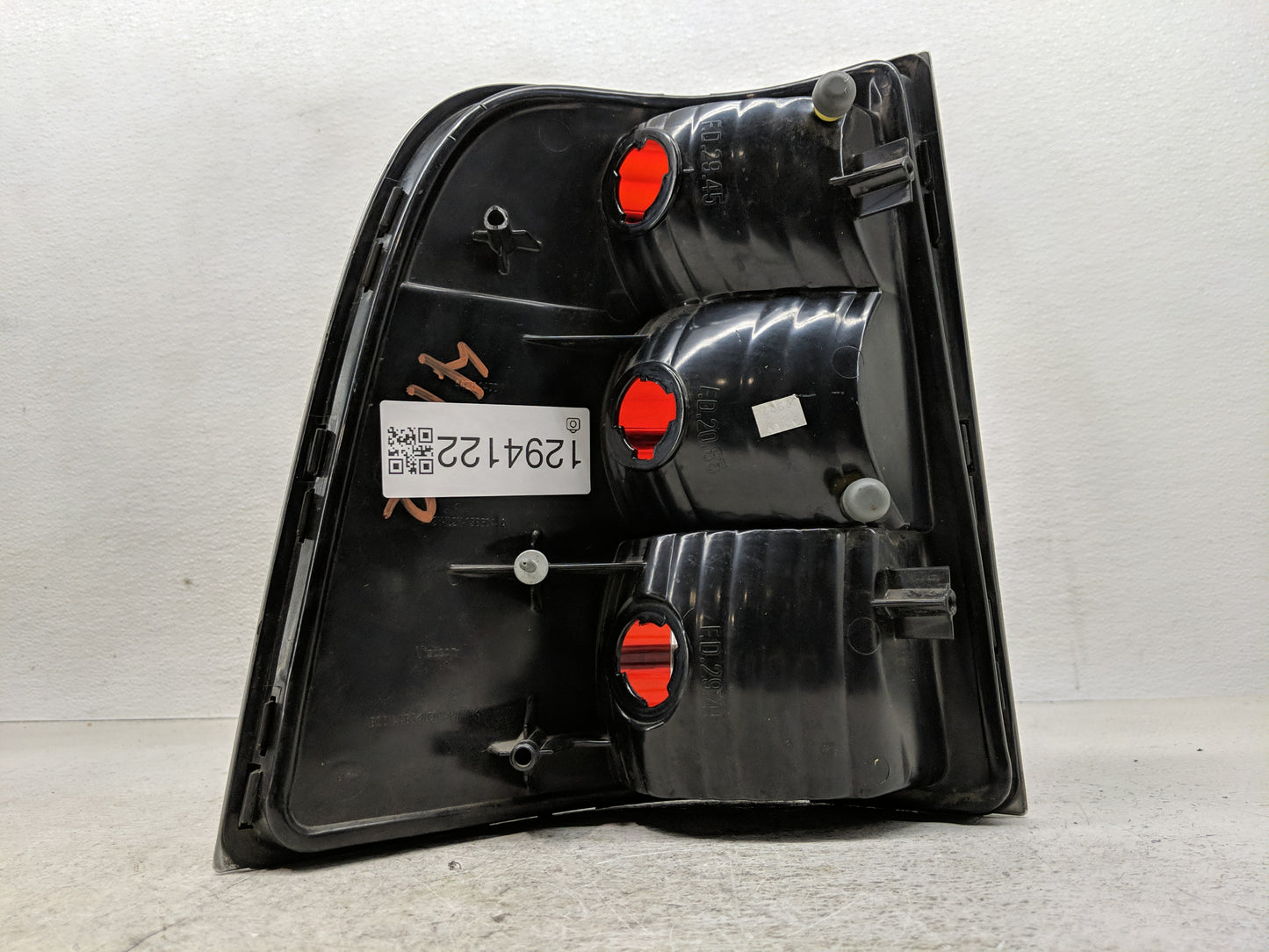 2002-2005 Mercury Mountaineer Tail Light Assembly Passenger Right OEM P/N:IL2X-13B504-A Fits Fits 2002 2003 2004 2005 OEM Us