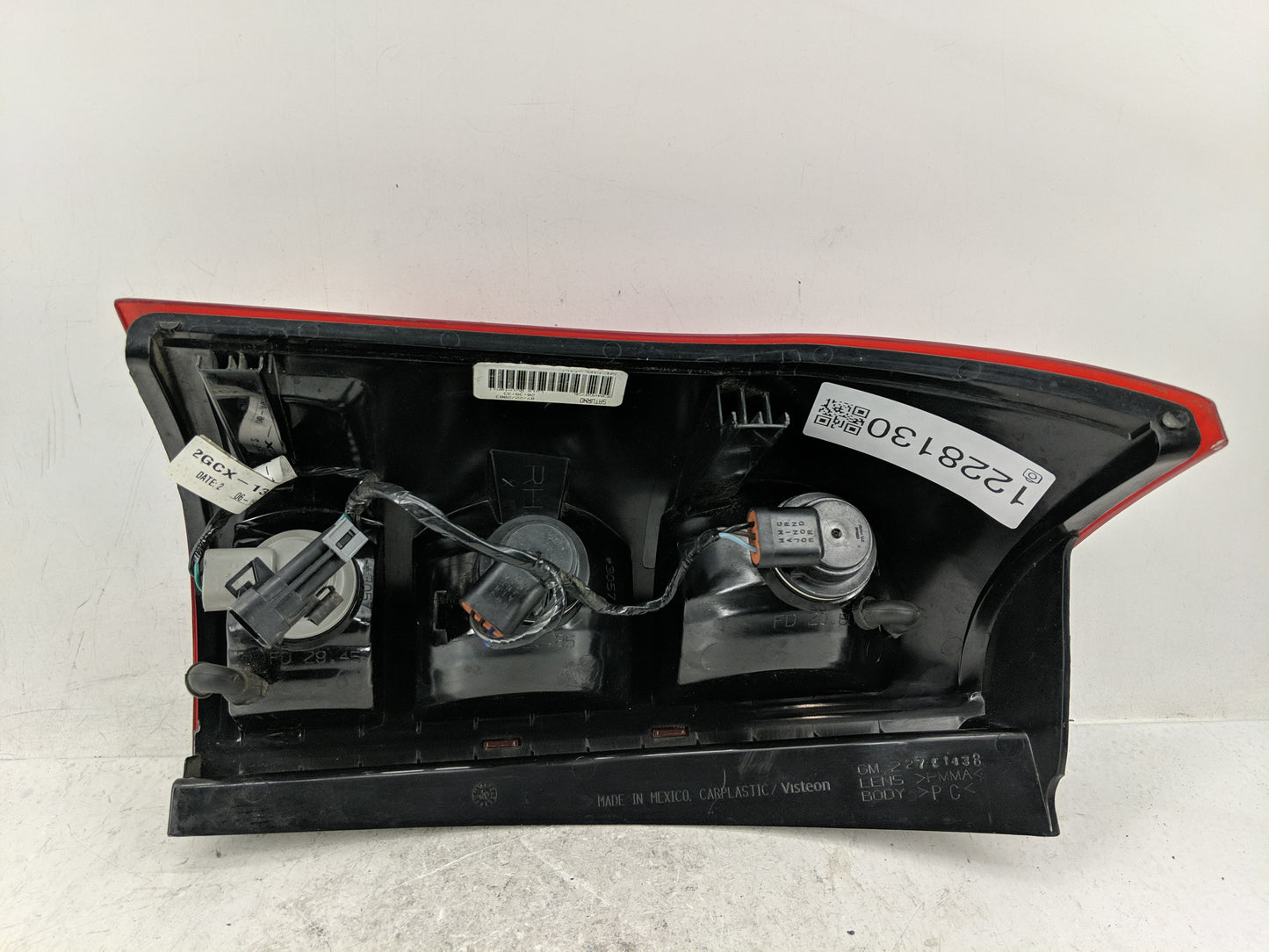 2002-2003 Saturn Vue Tail Light Assembly Passenger Right OEM P/N:2C04AG8756 Fits Fits 2002 2003 OEM Used Auto Parts - Oemuse