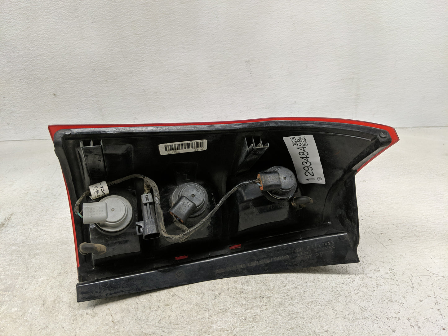 2002-2003 Saturn Vue Tail Light Assembly Passenger Right OEM P/N:2C04AF0793 Fits Fits 2002 2003 OEM Used Auto Parts - Oemuse