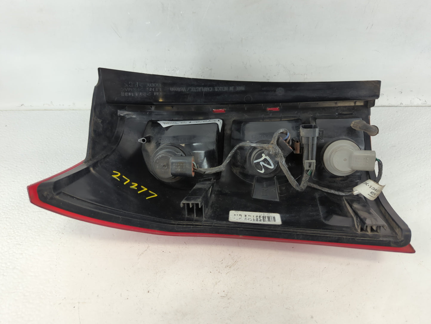 2002-2003 Saturn Vue Tail Light Assembly Passenger Right OEM P/N:22711438 Fits Fits 2002 2003 OEM Used Auto Parts - Oemuseda