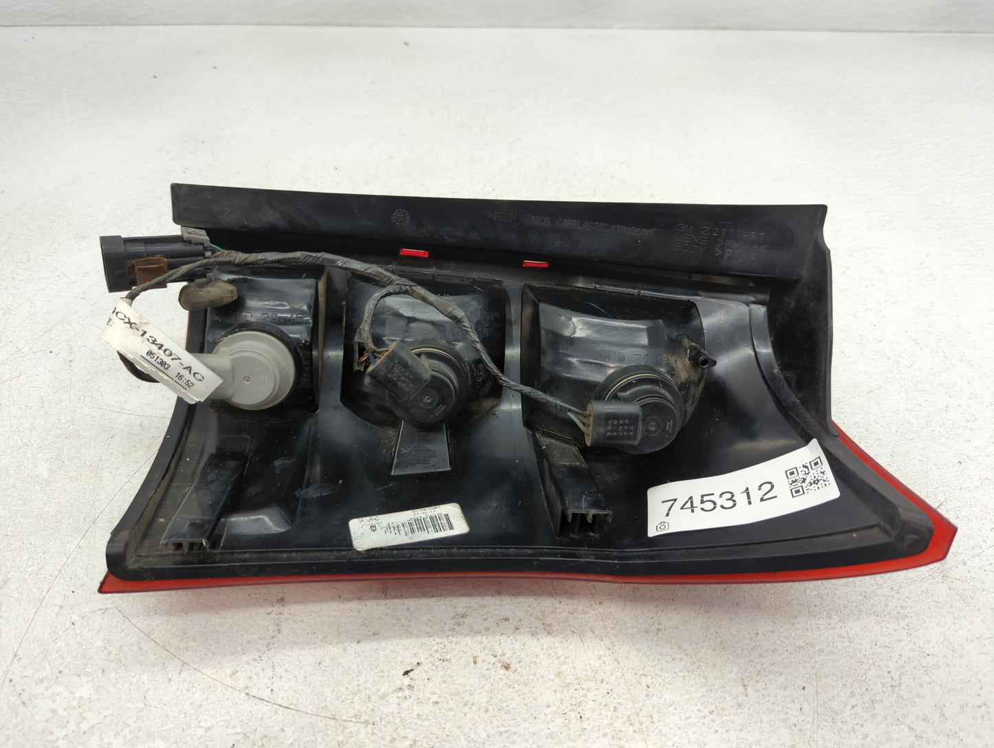 2002-2003 Saturn Vue Tail Light Assembly Driver Left OEM Fits Fits 2002 2003 OEM Used Auto Parts - Oemusedautoparts1.com