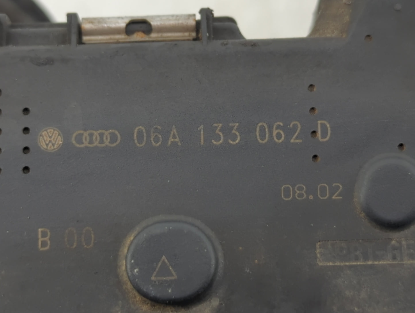 2001-2005 Volkswagen Beetle Throttle Body P/N:06A 133 062 D Fits Fits 2000 2001 2002 2003 2004 2005 2006 2007 OEM Used Auto
