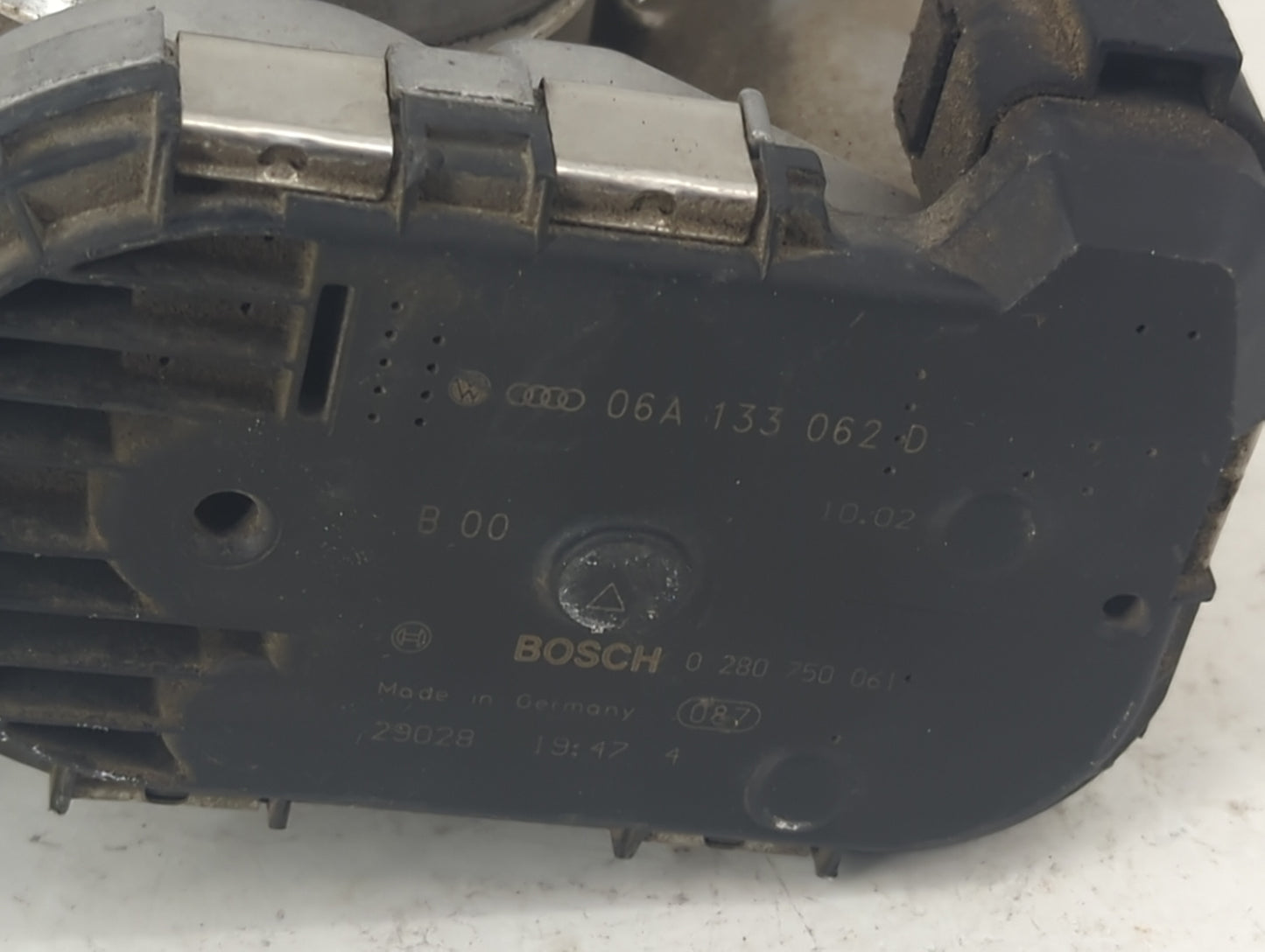 2001-2005 Volkswagen Jetta Throttle Body P/N:06A 133 062 D Fits Fits 2000 2001 2002 2003 2004 2005 2006 2007 OEM Used Auto P