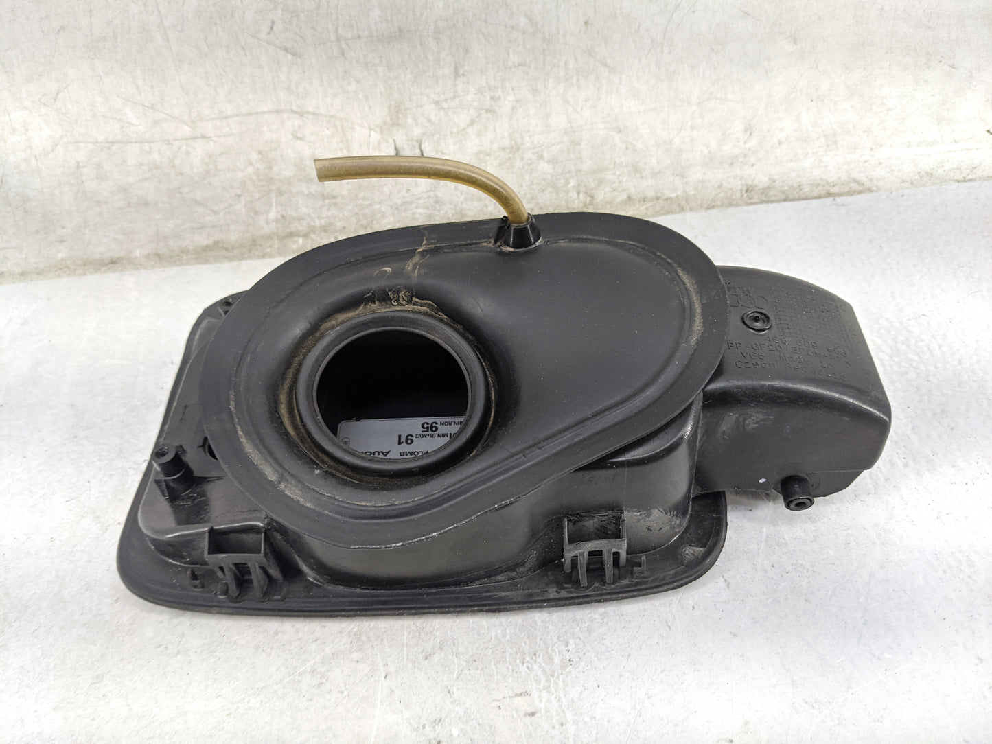 2004 Audi A4 Fuel Tank Door Lid Gas Tank 1467118 - Oemusedautoparts1.com