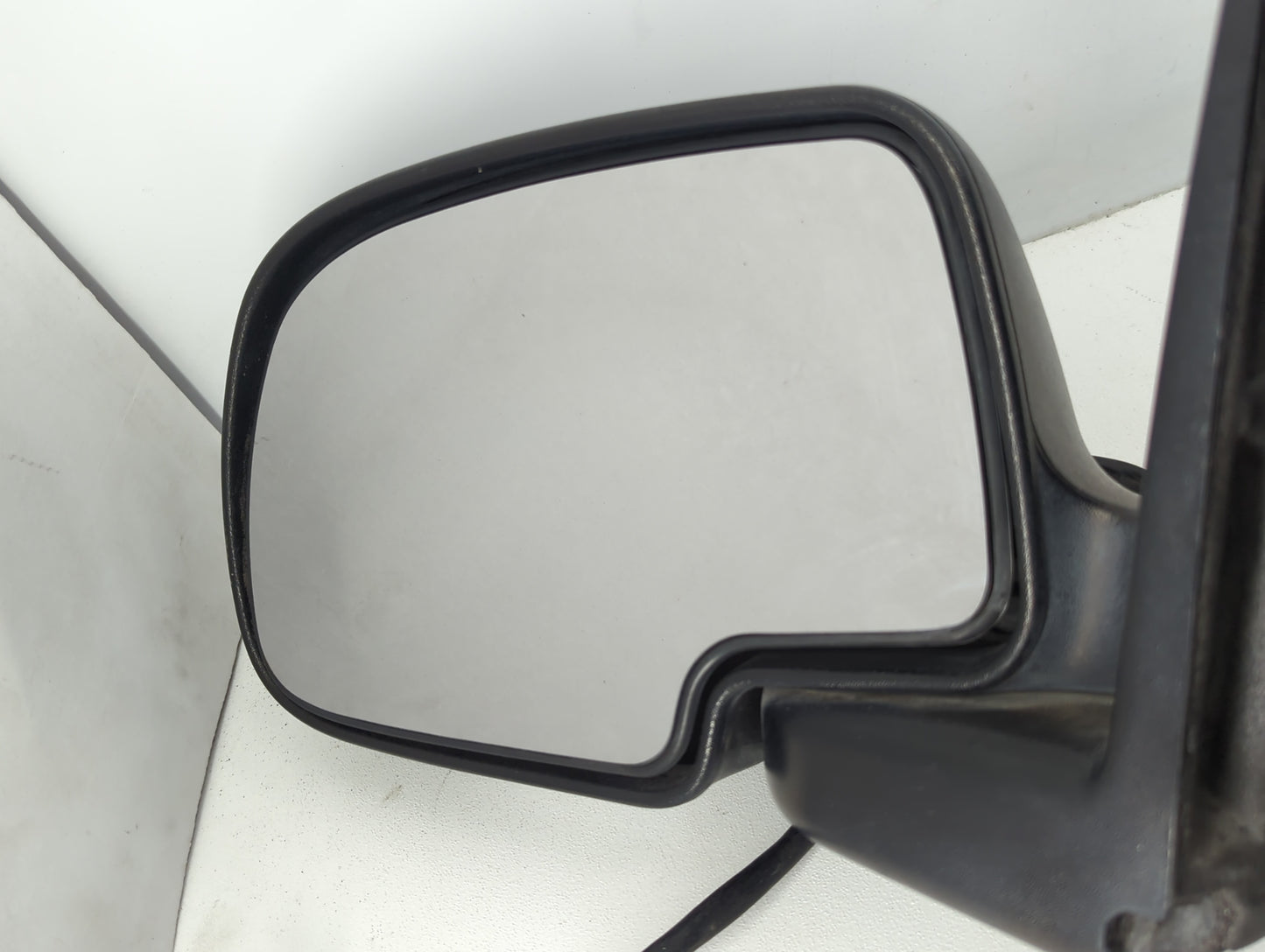 2003-2006 Chevrolet Avalanche 1500 Driver Side View Mirror - Left Door Mirror OEM Used - Oemusedautoparts1.com