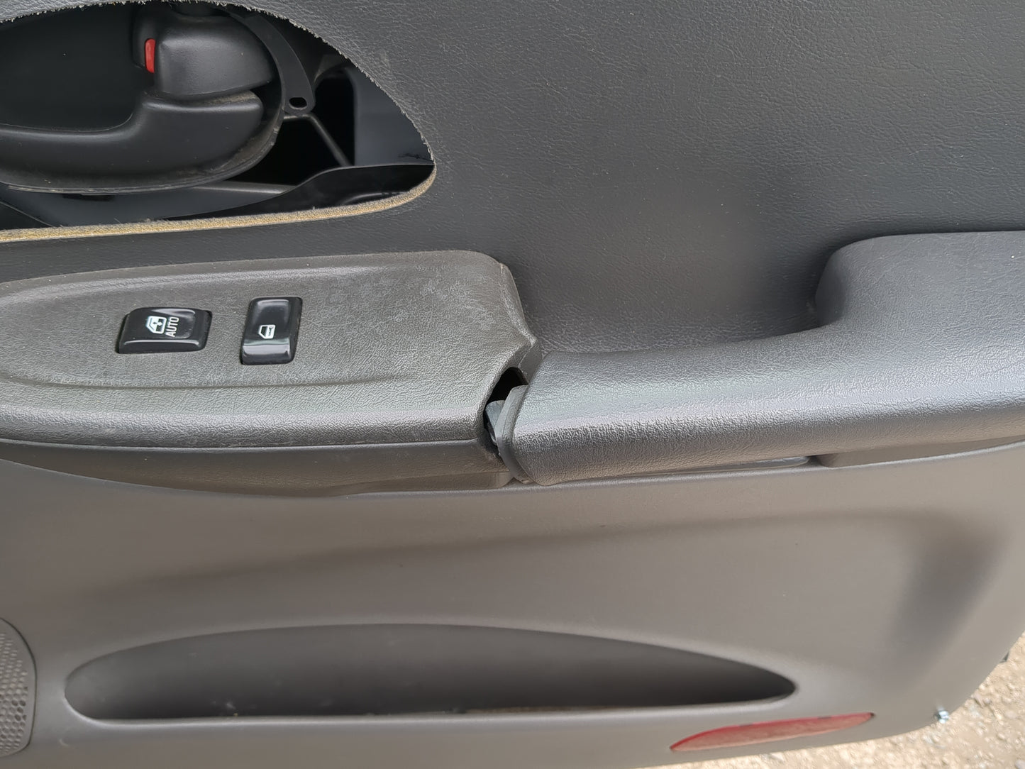 2002-2004 Chevrolet Trailblazer Passenger Front Door Oem 1190156 - Oemusedautoparts1.com