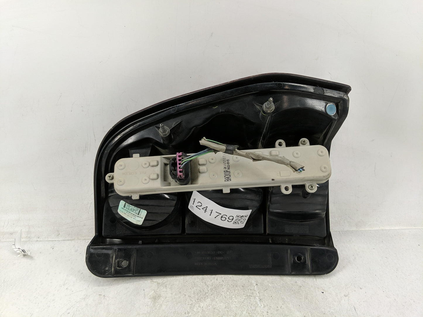 2002-2009 Chevrolet Trailblazer Tail Light Assembly Driver Left OEM Fits Fits 2002 2003 2004 2005 2006 2007 2008 2009 OEM Us