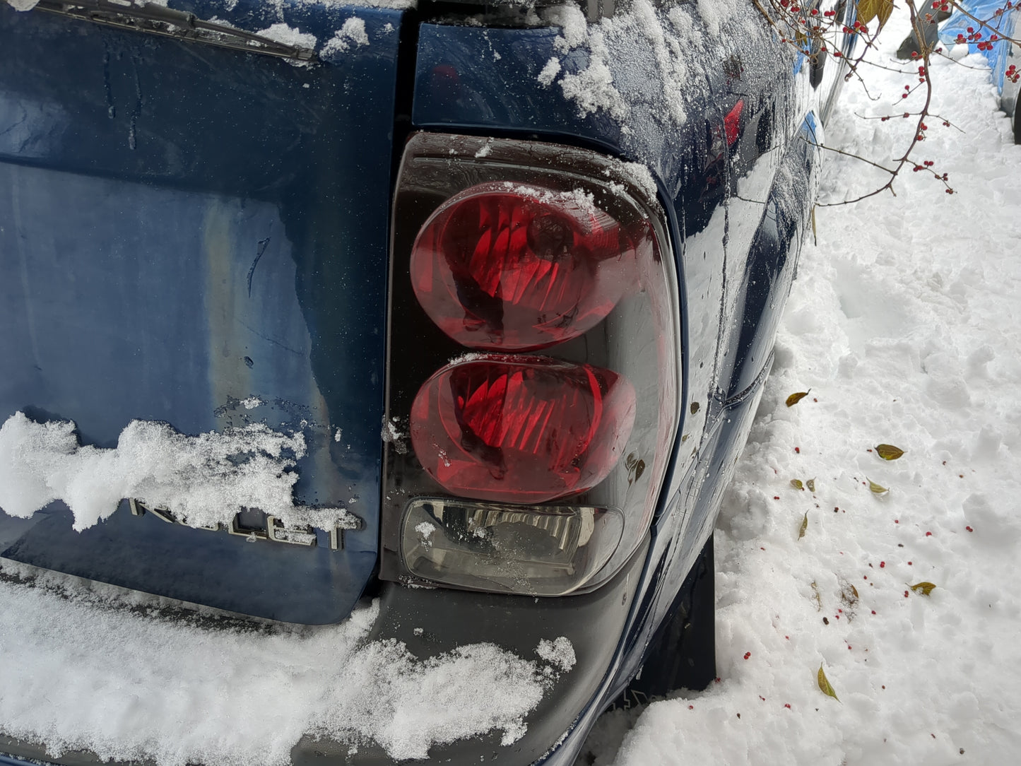 2002-2009 Chevrolet Trailblazer Tail Light Assembly Passenger Right OEM Fits Fits 2002 2003 2004 2005 2006 2007 2008 2009 OE