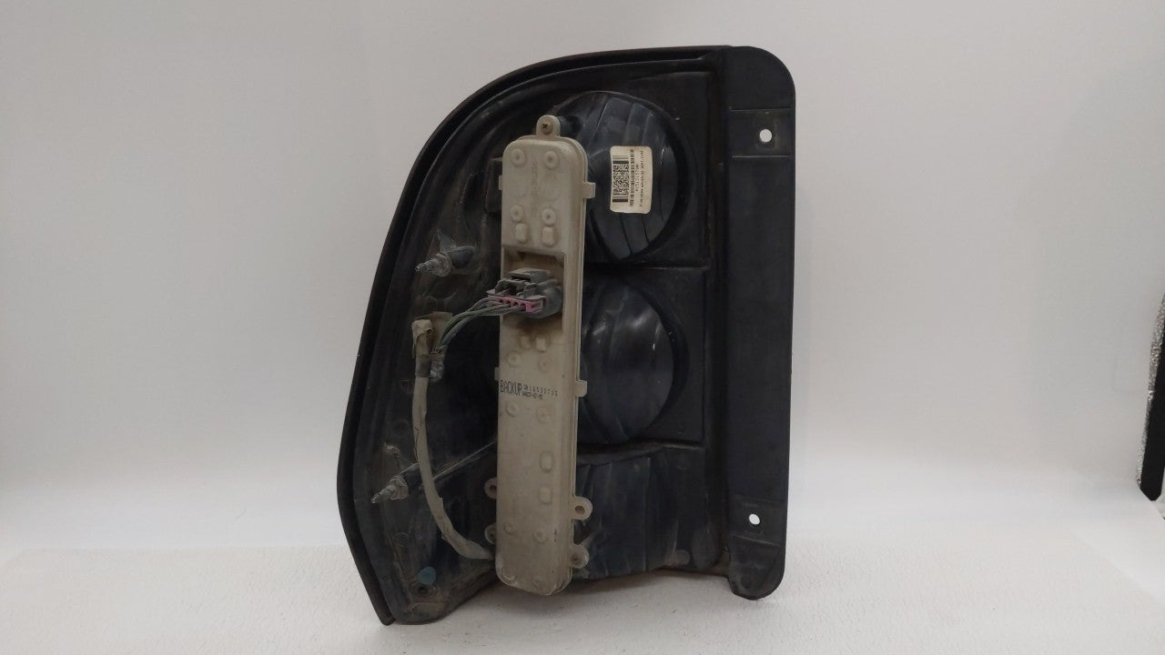 2002-2009 Chevrolet Trailblazer Tail Light Assembly Passenger Right OEM Fits Fits 2002 2003 2004 2005 2006 2007 2008 2009 OE