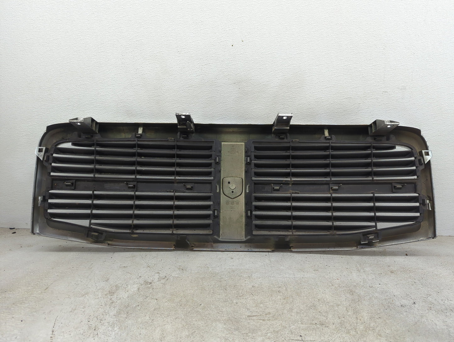 2004-2006 Dodge Durango Front Grille Bumper Not Included - Oemusedautoparts1.com