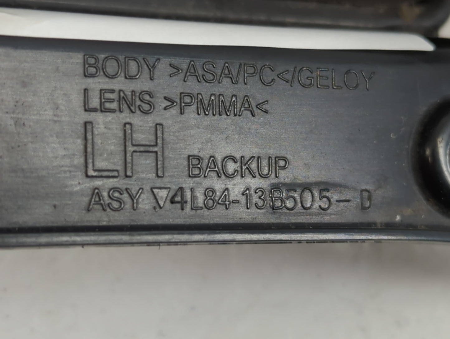 2001-2007 Ford Escape Rear Center Lid Brake Light Tail Light P/N:4l84-13b505-d Fits Fits 2001 2002 2003 2004 2005 2006 2007
