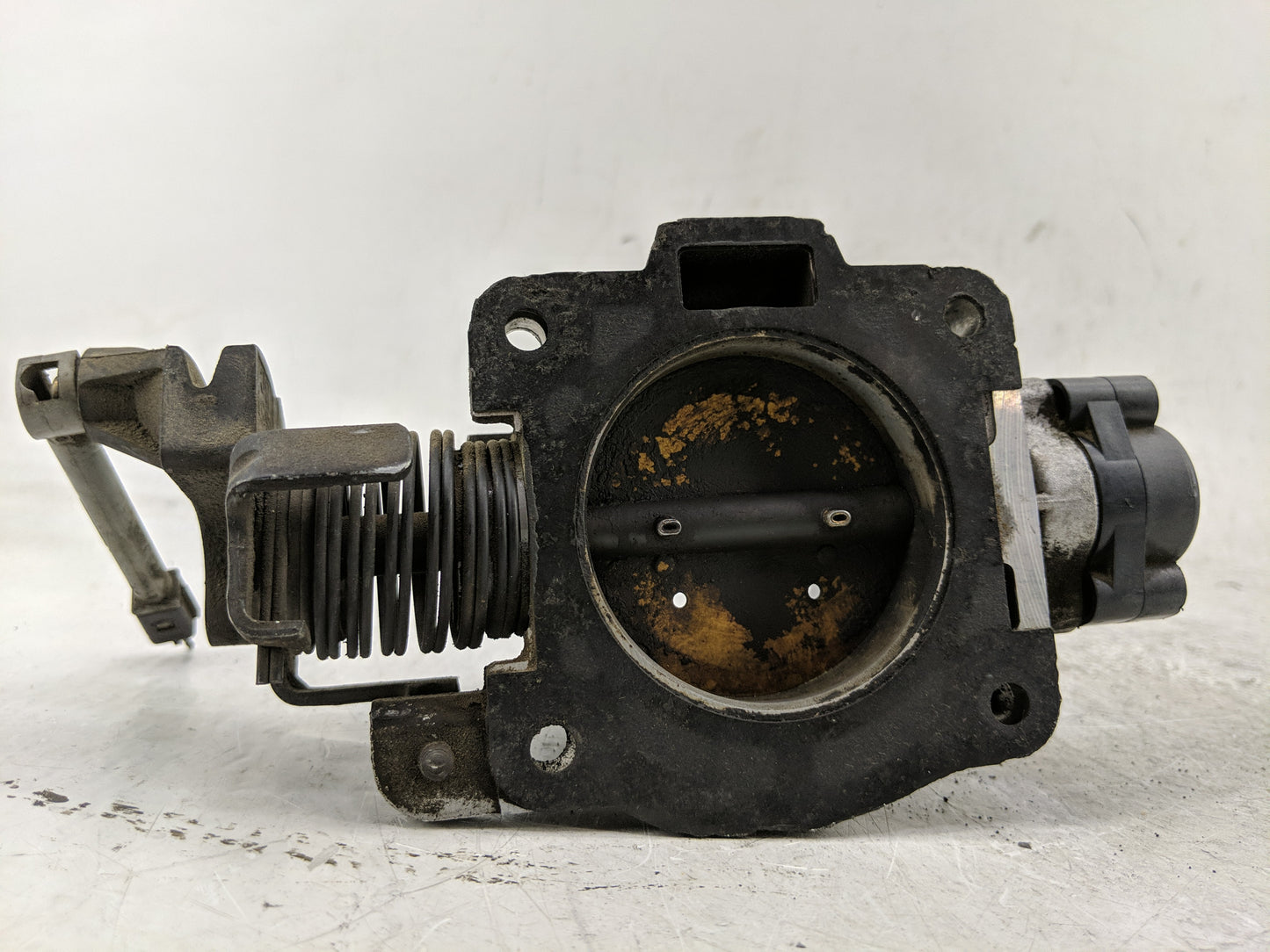 2004 Ford Expedition Throttle Body P/N:F4SF 9B989 Fits Fits 2000 2001 2002 2003 OEM Used Auto Parts - Oemusedautoparts1.com