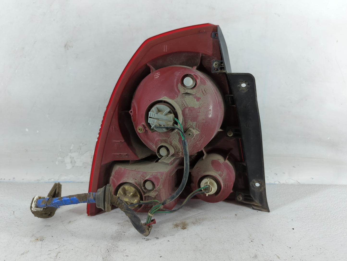 2004-2006 Hyundai Accent Tail Light Assembly Driver Left OEM P/N:92402-255XX Fits Fits 2004 2005 2006 OEM Used Auto Parts -