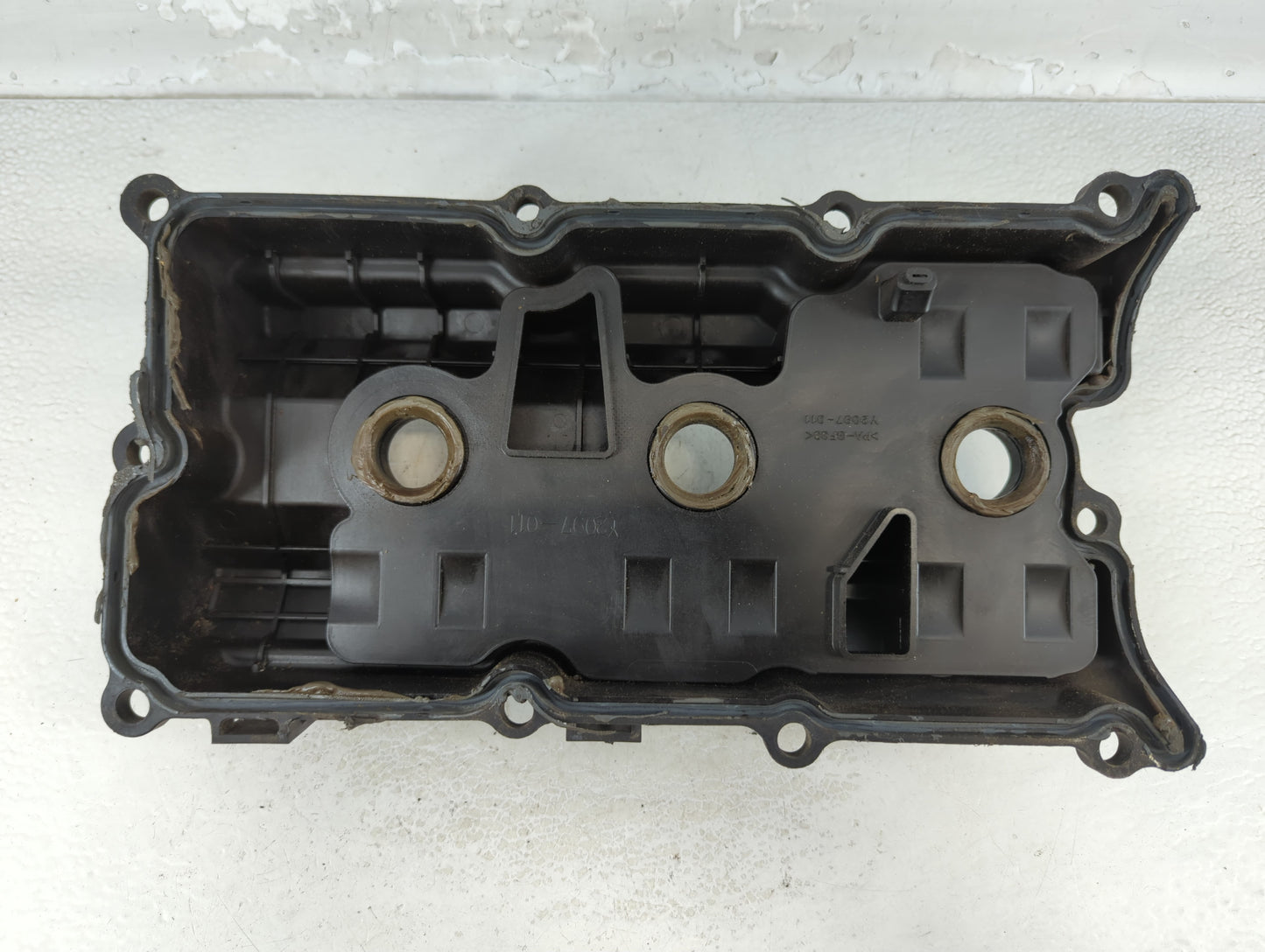 2004 Infiniti G35 Driver Left Cylinder Head Valve Cover P/N:Y2097-011 Fits OEM Used Auto Parts - Oemusedautoparts1.com