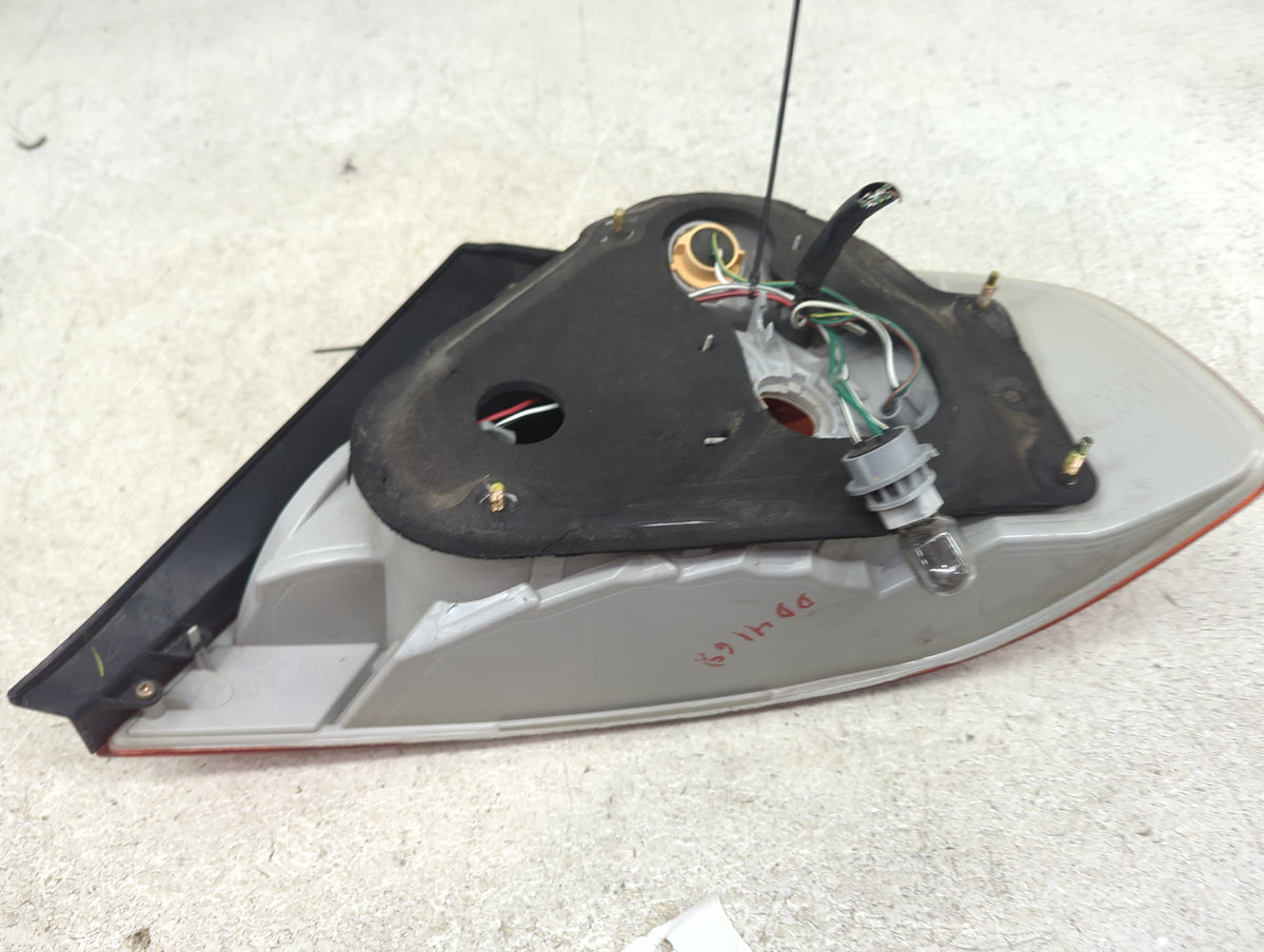 2004 Kia Sorento Tail Light Assembly Driver Left OEM Fits OEM Used Auto Parts - Oemusedautoparts1.com