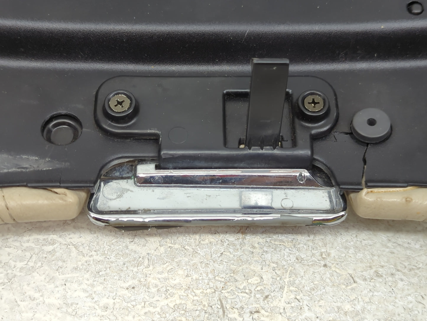 2004 Lincoln Navigator Center Console Armrest Cover Lid Fits OEM Used Auto Parts - Oemusedautoparts1.com