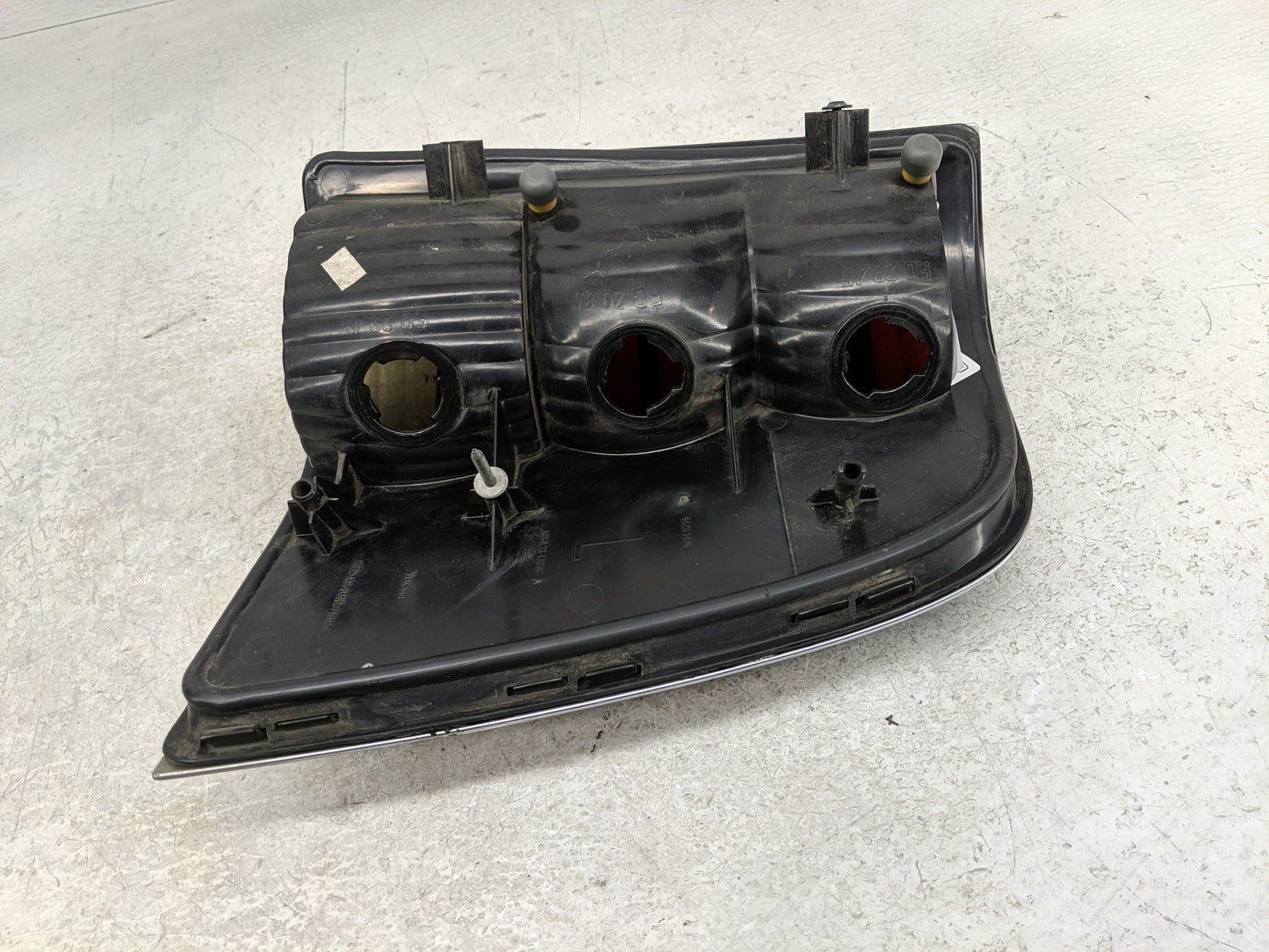 2002-2005 Mercury Mountaineer Tail Light Assembly Passenger Right OEM P/N:IL2X-13B505-A Fits Fits 2002 2003 2004 2005 OEM Us