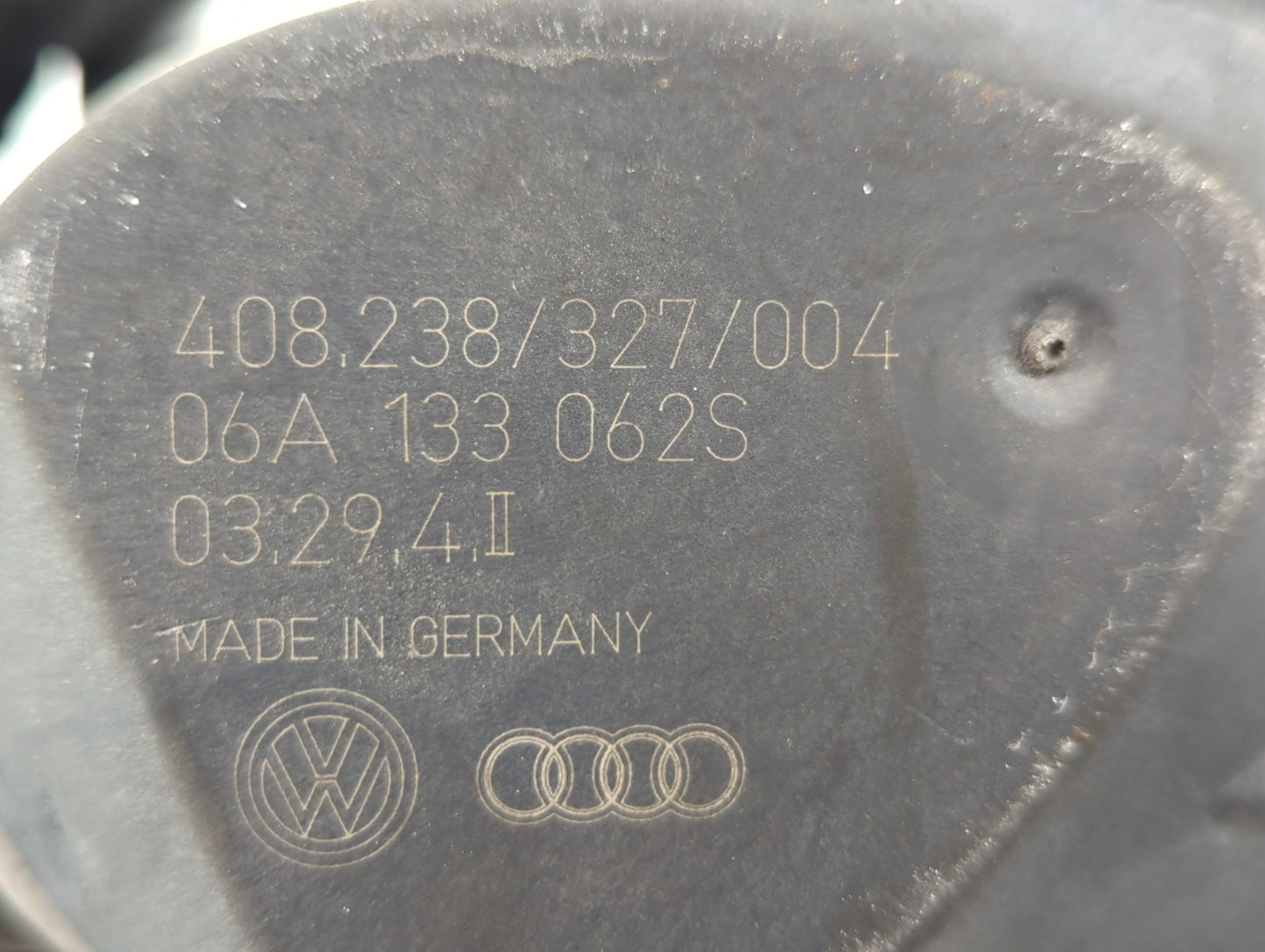 2001-2005 Volkswagen Beetle Throttle Body P/N:06A 133 062S Fits Fits 2000 2001 2002 2003 2004 2005 2006 2007 OEM Used Auto P