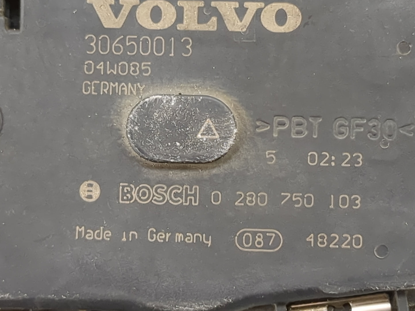 2004 Volvo V70 Throttle Body P/N:30650013 0 280 750 103 Fits OEM Used Auto Parts - Oemusedautoparts1.com