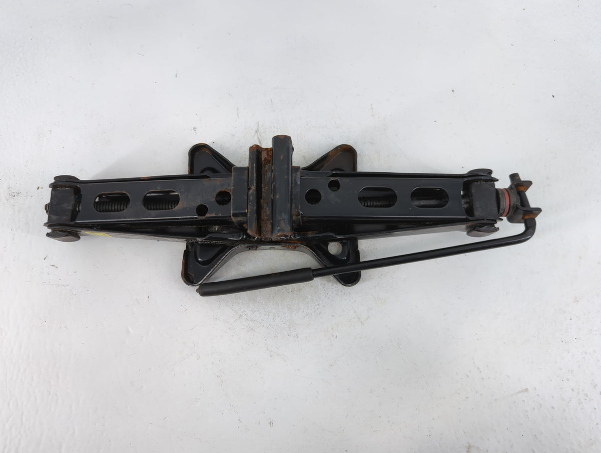 2005 Chevrolet Cavalier Spare Scissor Car Jack 886744 - Oemusedautoparts1.com