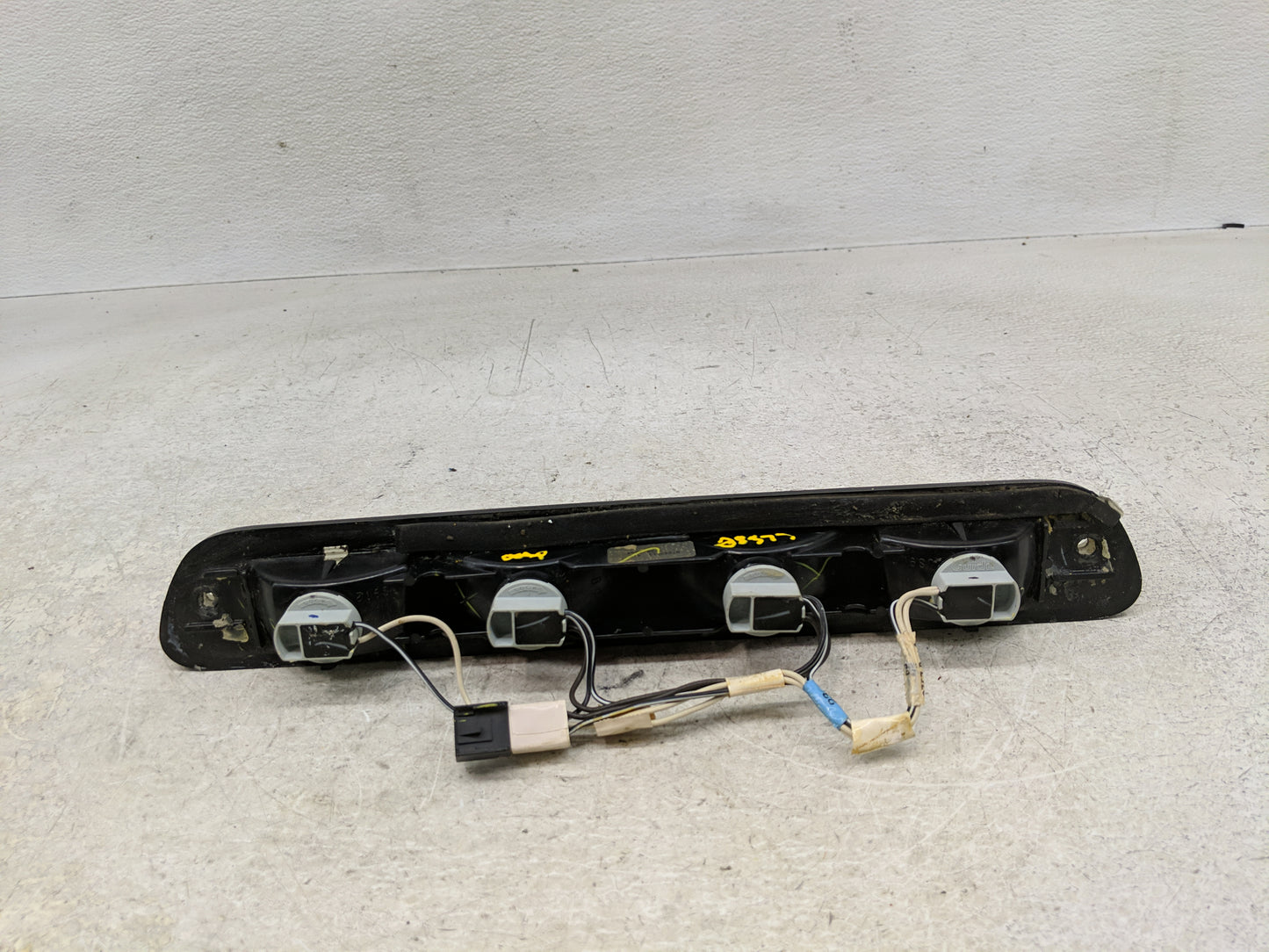 2004 Chevrolet Colorado Passenger Right Side Deck Lid Mounted Tail Light - Oemusedautoparts1.com
