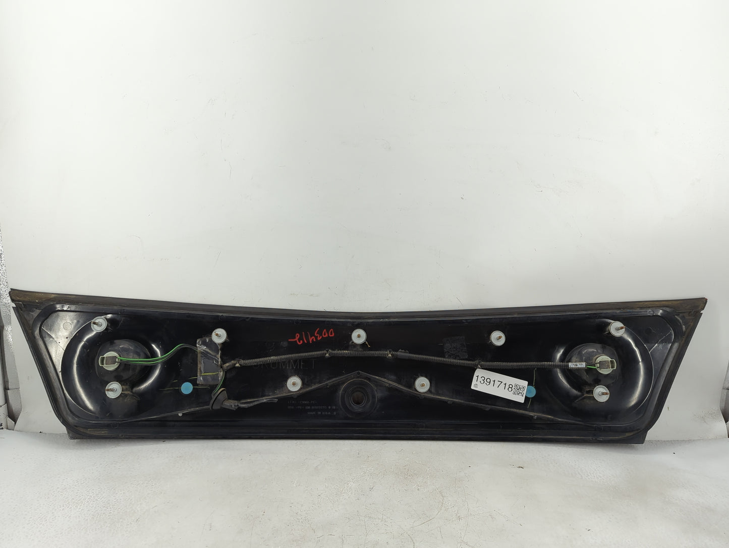 2002-2005 Chevrolet Impala Tail Light Assembly Driver Left OEM P/N:16525253 Fits Fits 2002 2003 2004 2005 OEM Used Auto Part