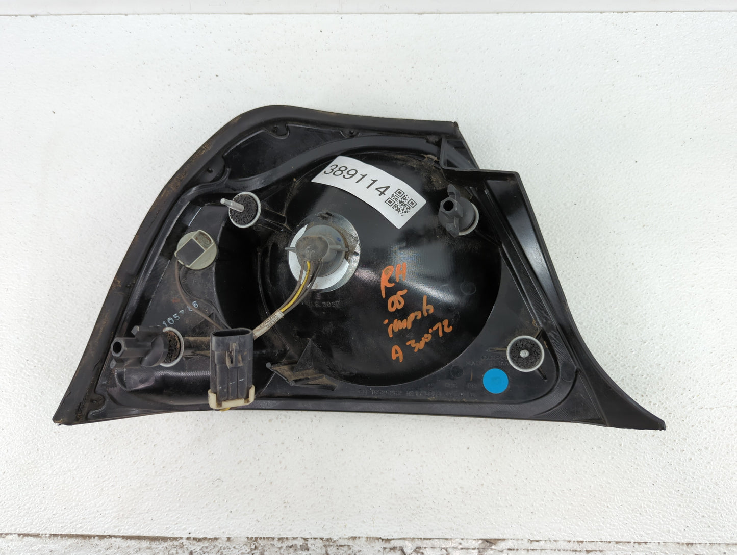 2004-2005 Chevrolet Impala Tail Light Assembly Passenger Right OEM P/N:49209454 16525262 Fits Fits 2004 2005 OEM Used Auto P