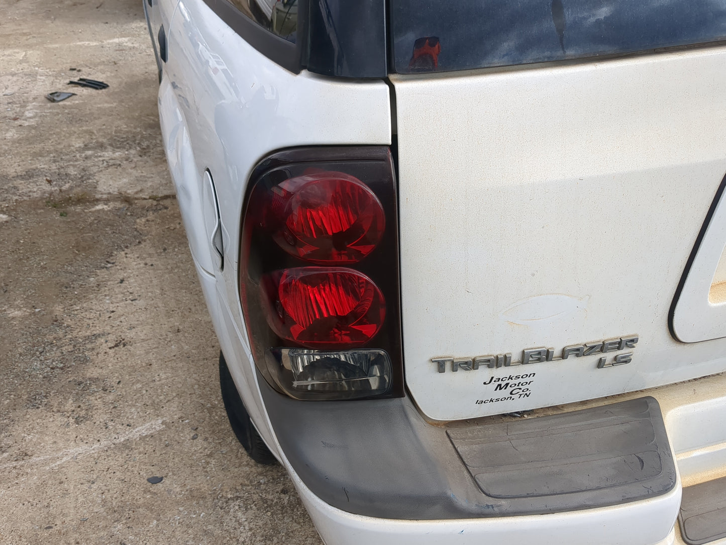 2002-2009 Chevrolet Trailblazer Tail Light Assembly Driver Left OEM Fits Fits 2002 2003 2004 2005 2006 2007 2008 2009 OEM Us
