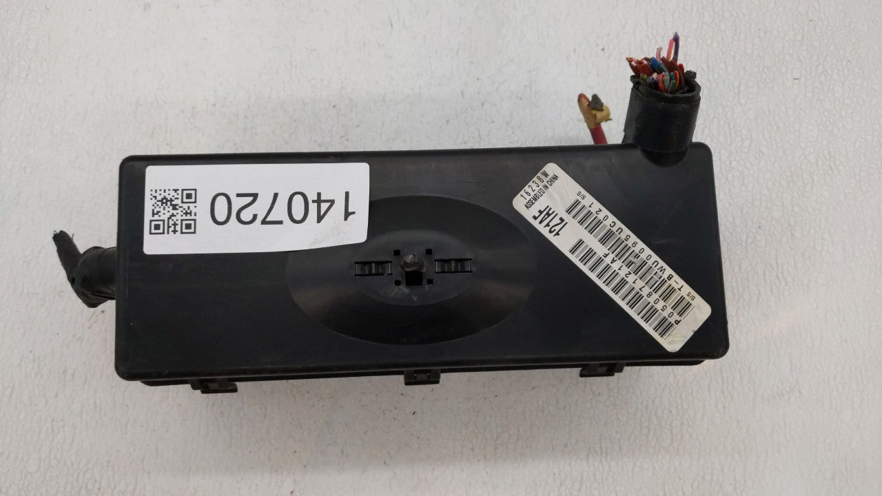 2005 Chrysler 300 Fusebox Fuse Box Panel Relay Module Fits OEM Used Auto Parts - Oemusedautoparts1.com