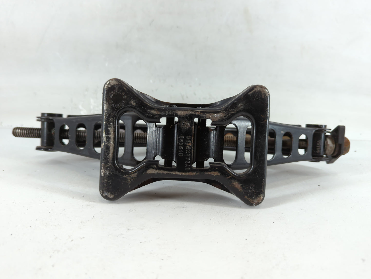 2005 Chrysler 300 Spare Scissor Car Jack 757487 - Oemusedautoparts1.com