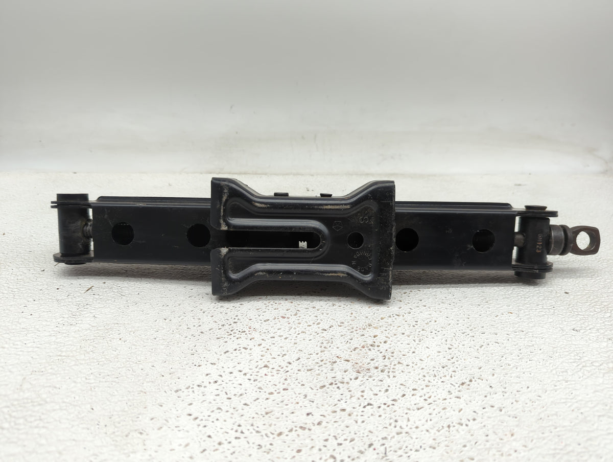 2005 Dodge Durango Spare Scissor Car Jack 852461 - Oemusedautoparts1.com
