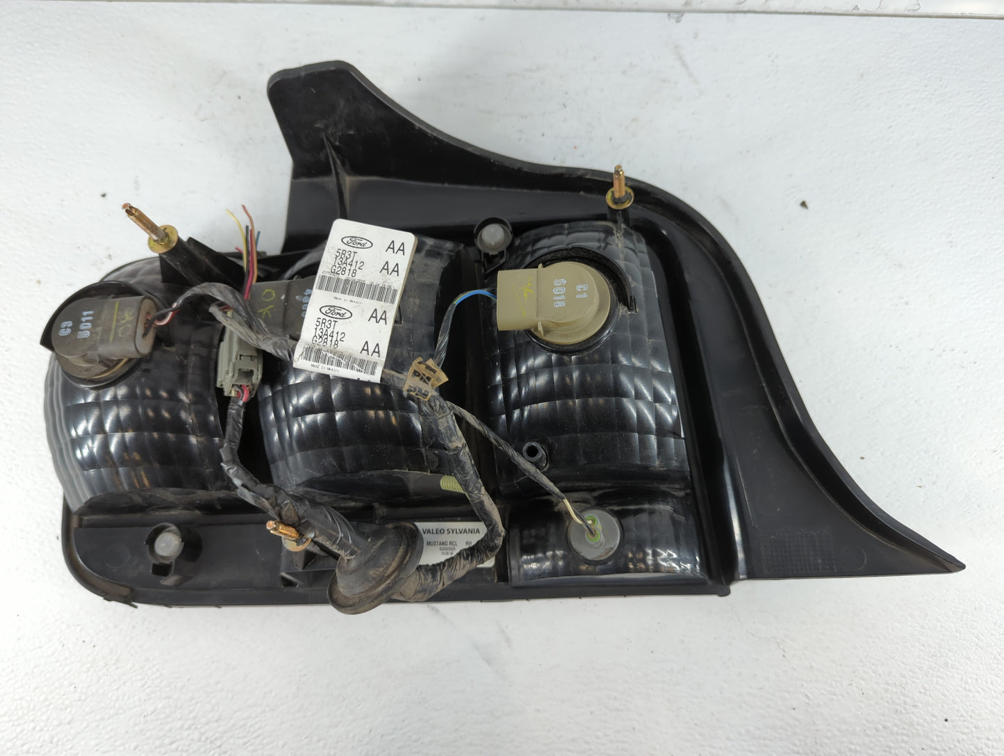 2005-2009 Ford Mustang Tail Light Assembly Passenger Right OEM P/N:5R3T 13A412 -AA Fits Fits 2005 2006 2007 2008 2009 OEM Us